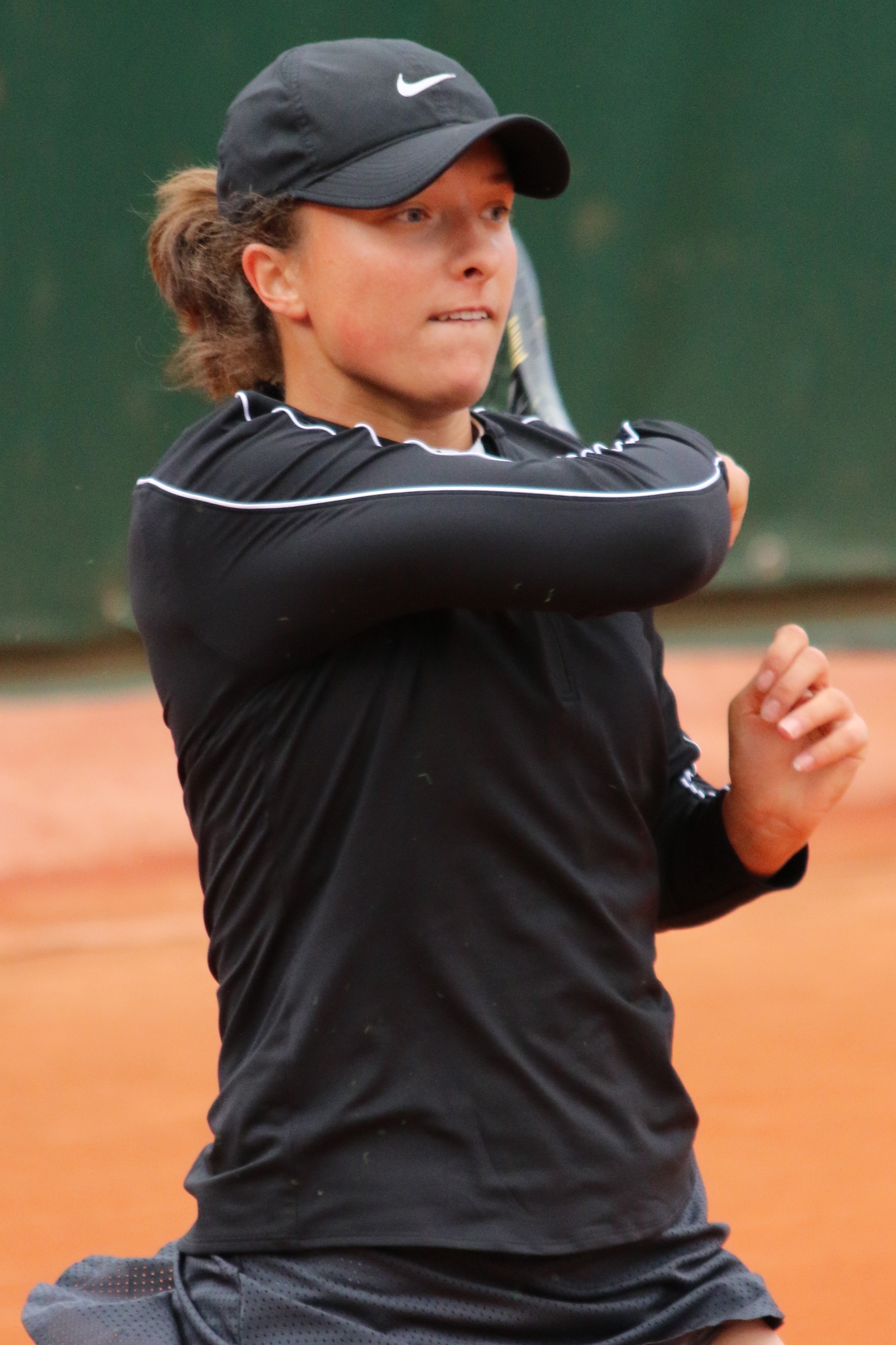 Iga Świątek podczas finałowego meczu turnieju WTA w Seulu, przygotowująca się do uderzenia.