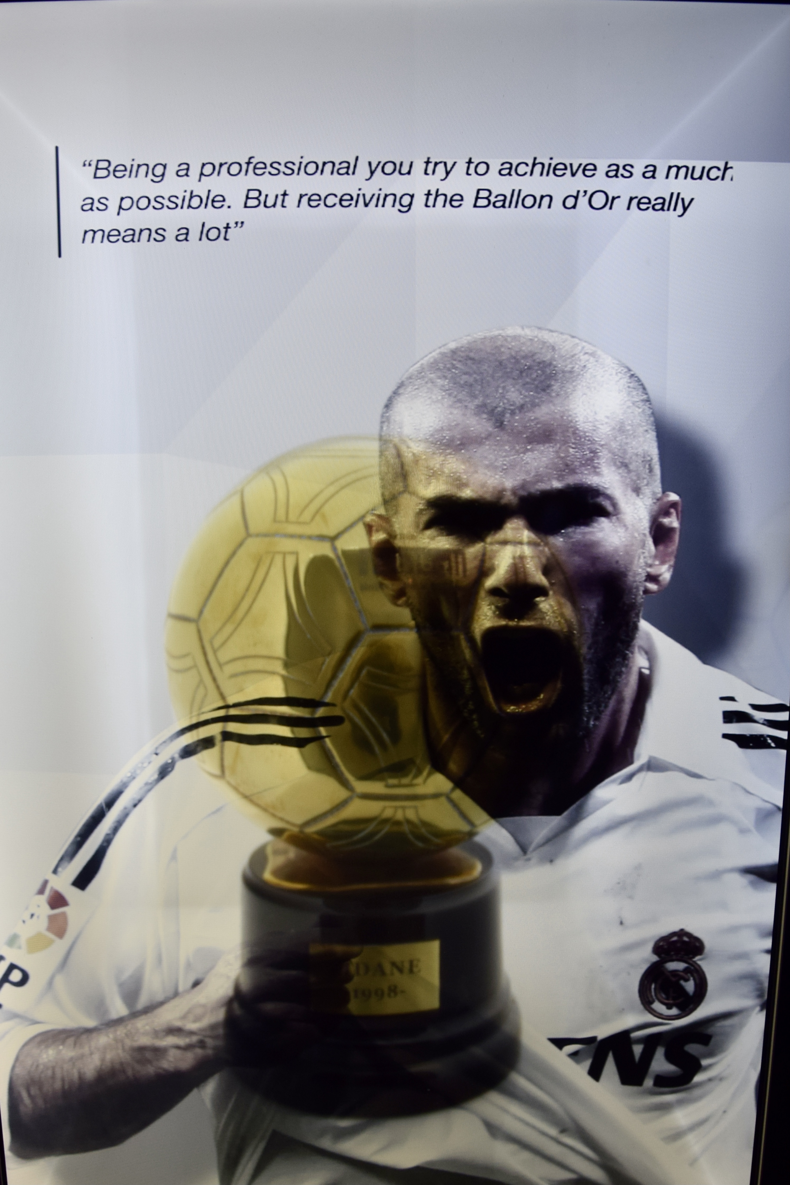 Zinedine Zidane z Złotą Piłką, symbol sukcesu Realu Madryt