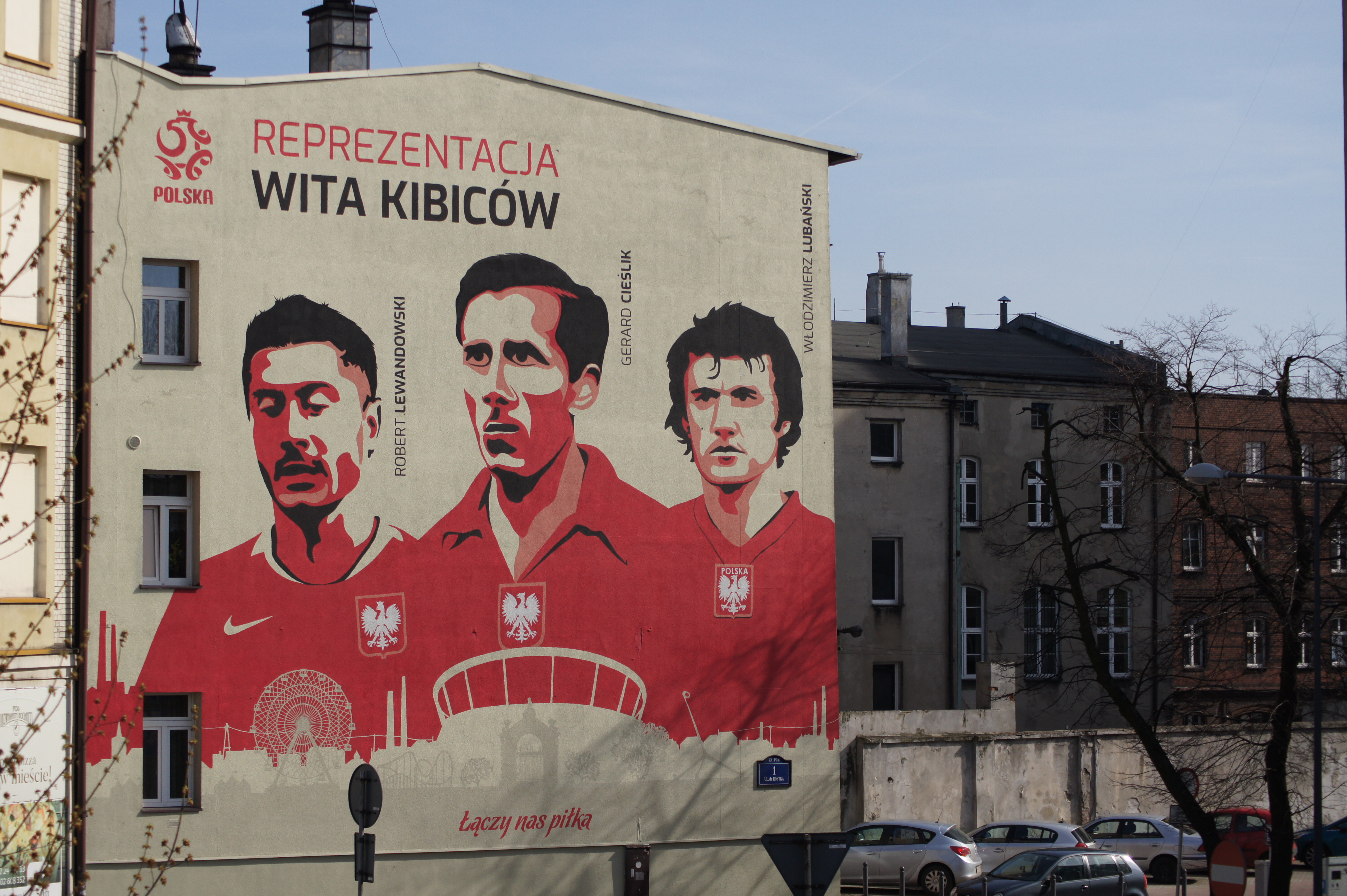 Mural z wizerunkiem Roberta Lewandowskiego i innych polskich piłkarzy, symbolizujący wsparcie kibiców dla reprezentacji Polski.