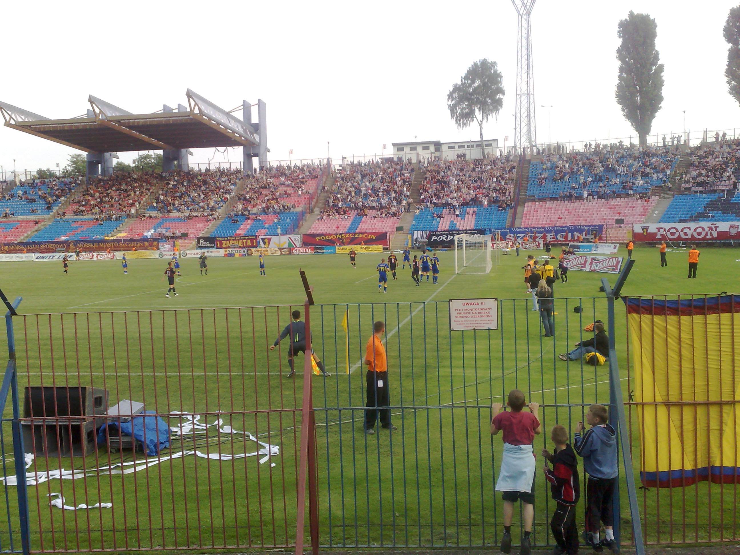 Stadion Pogoni Szczecin podczas meczu z Lechią Gdańsk, pełne trybuny i boisko.