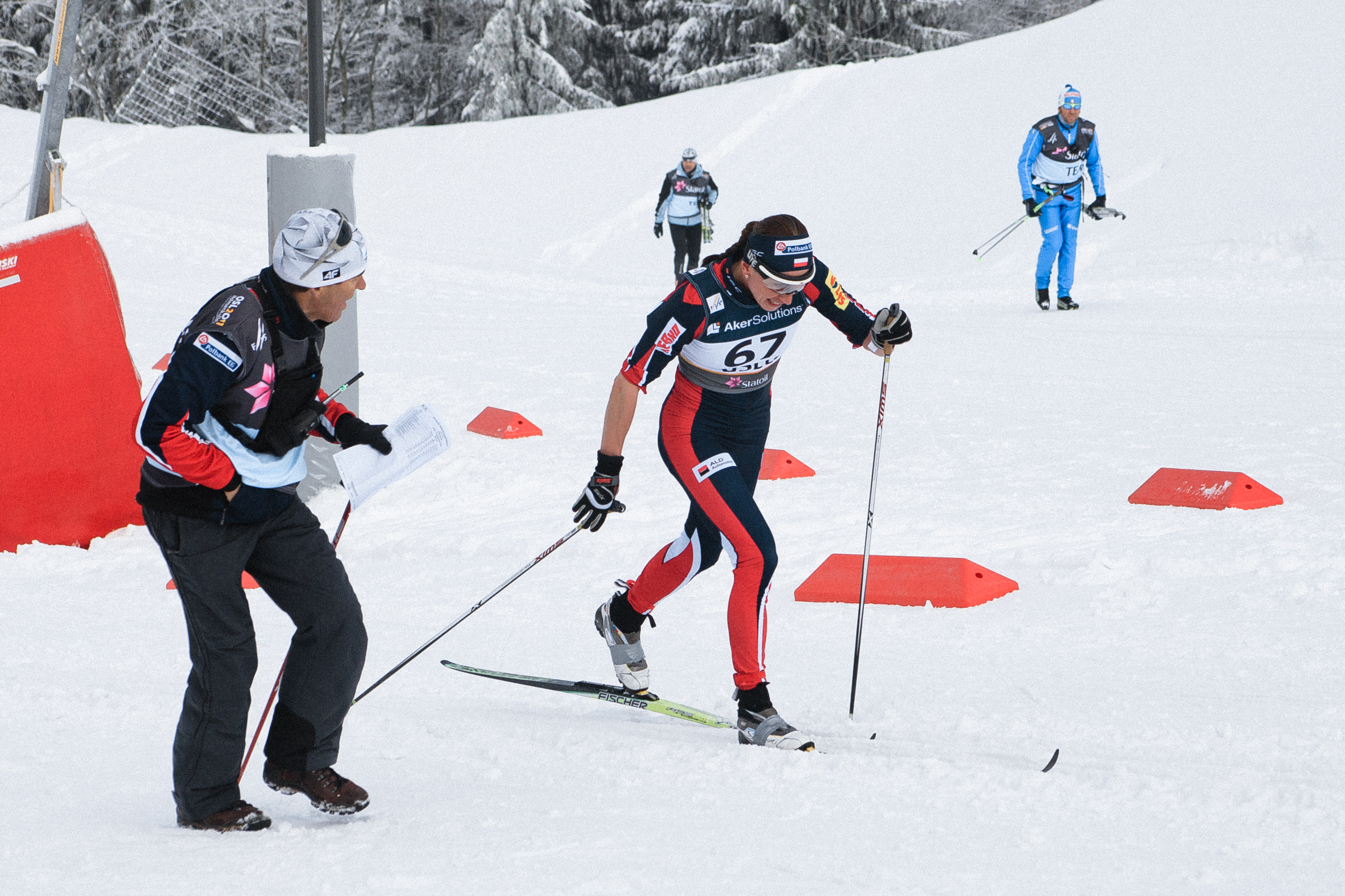 Justyna Kowalczyk w stroju narciarskim z numerem 67 podczas biegu w Dolomitach.