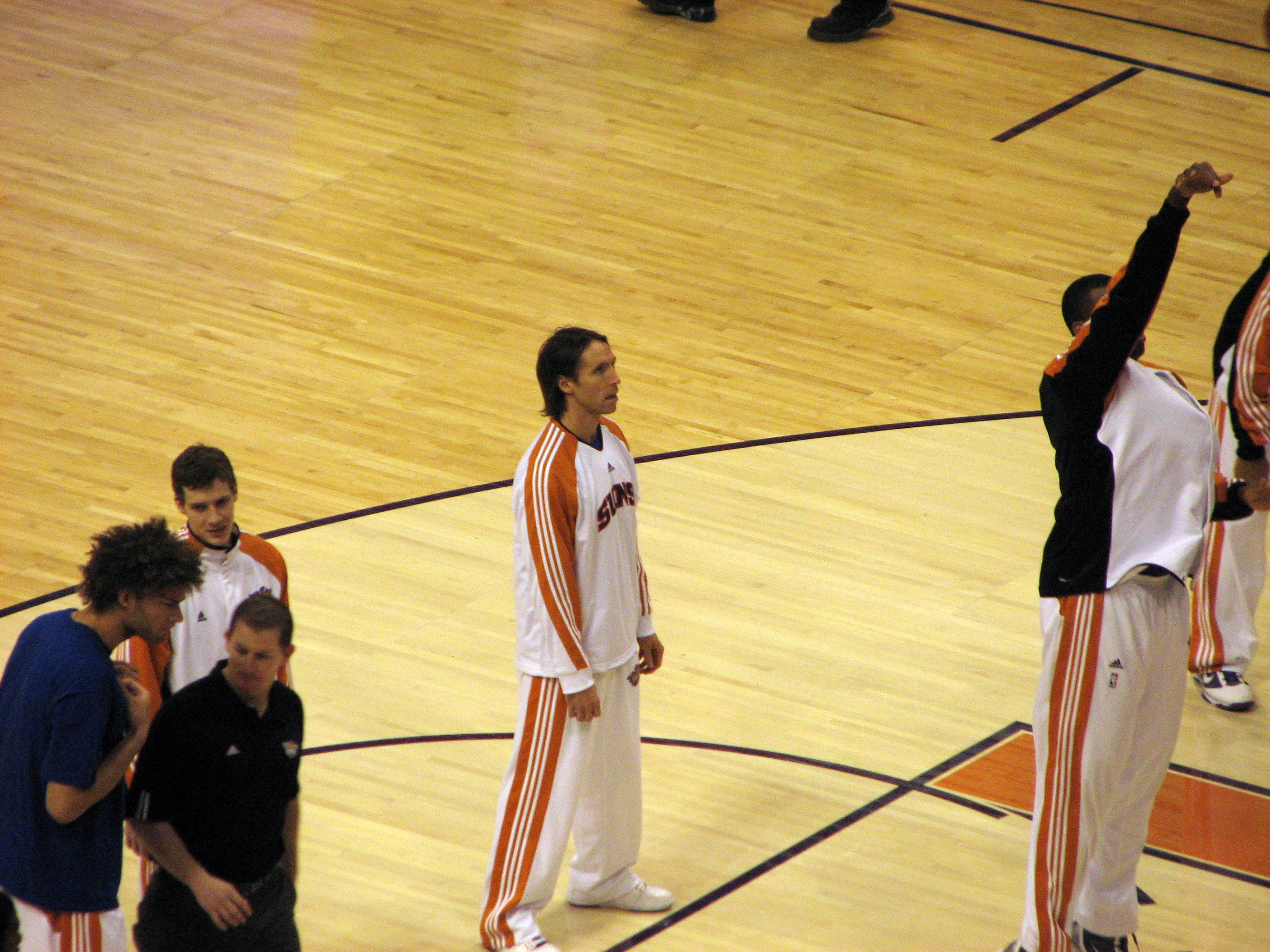 Steve Nash w stroju Phoenix Suns na boisku koszykarskim, symbol powrotu legendy.