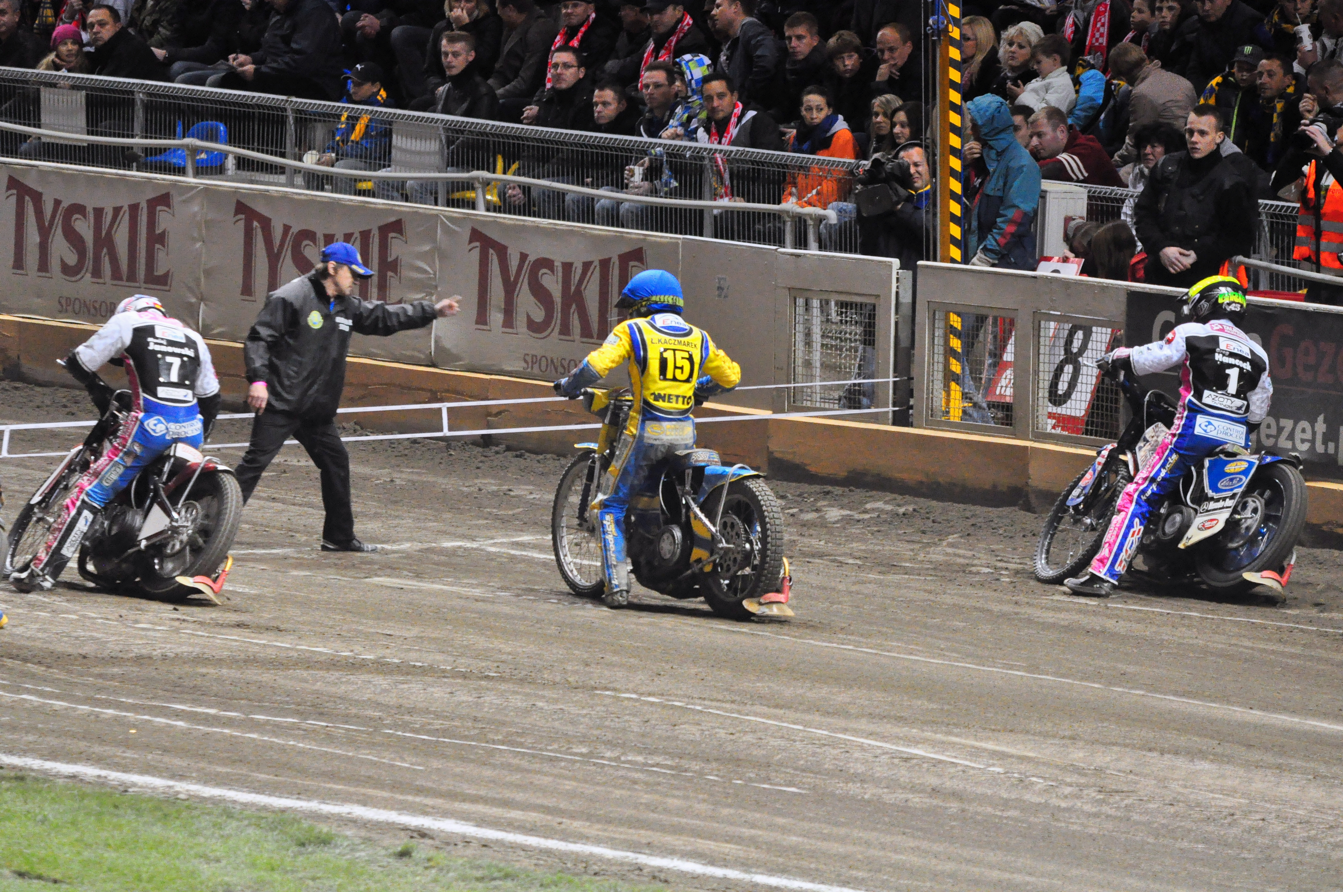 Maciej Janowski "Magic" na motocyklu żużlowym podczas meczu, walczy o powrót formy.