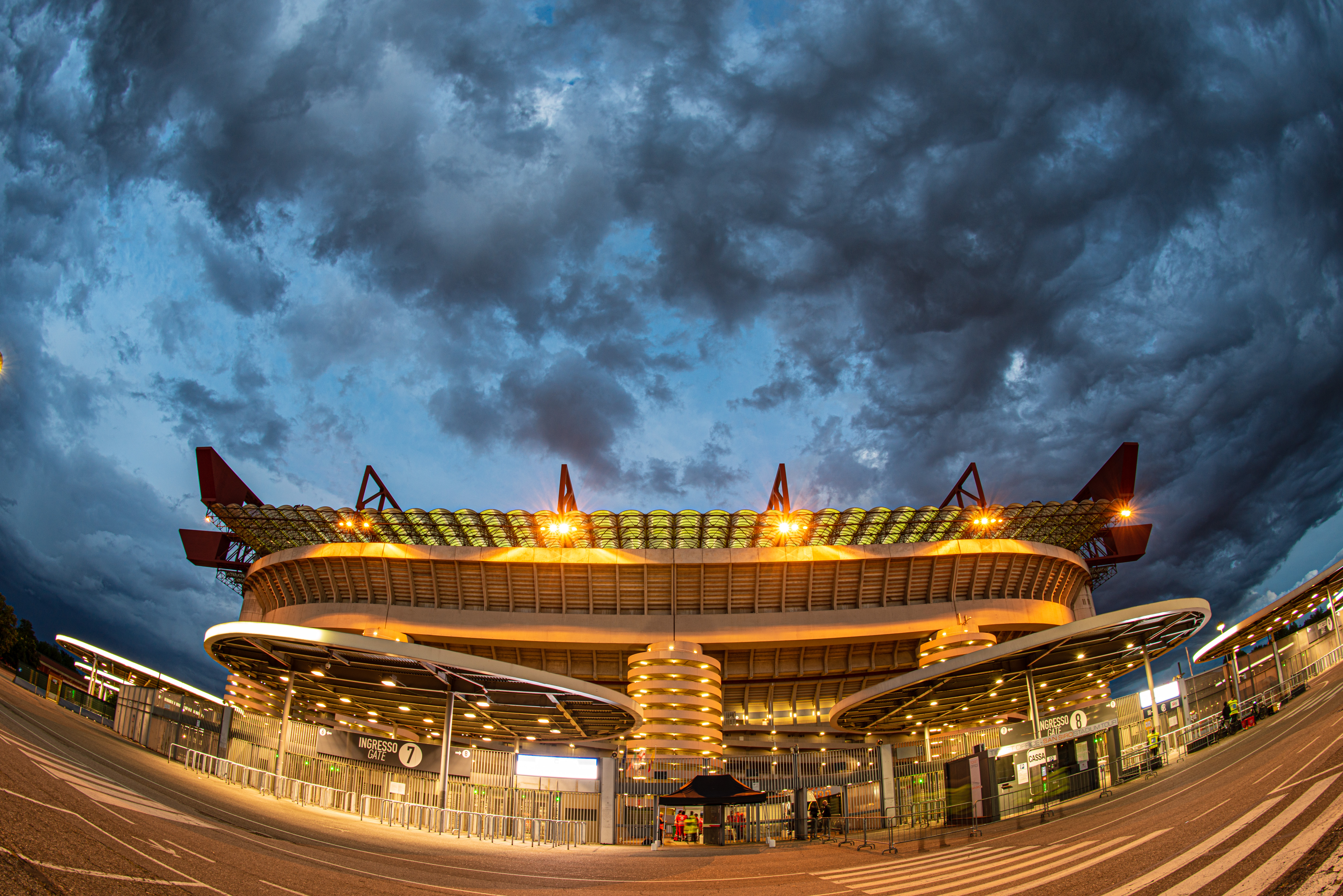 Stadion San Siro w Mediolanie pod burzowym niebem, symbol przyszłości włoskiego futbolu.