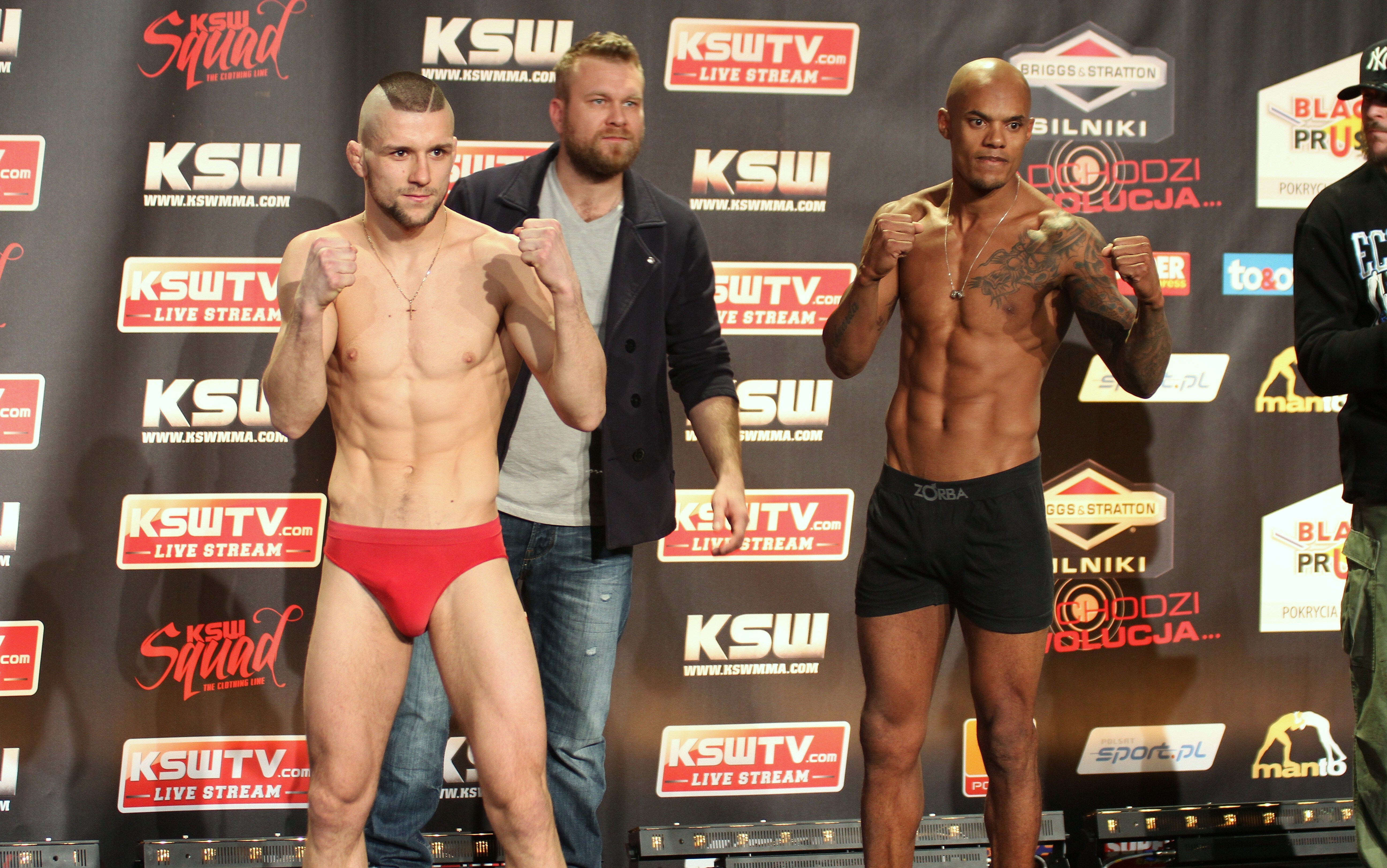 Mateusz Gamrot w czerwonych spodenkach i przeciwnik w czarnych spodenkach na ważeniu przed walką UFC.
