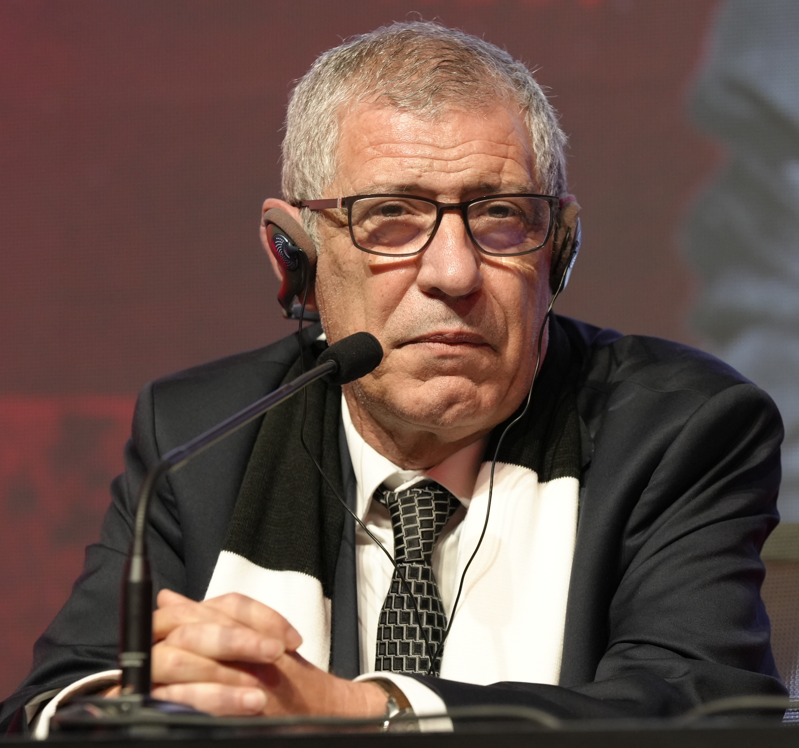 Fernando Santos, były selekcjoner, w garniturze i z szalikiem, podczas konferencji prasowej.