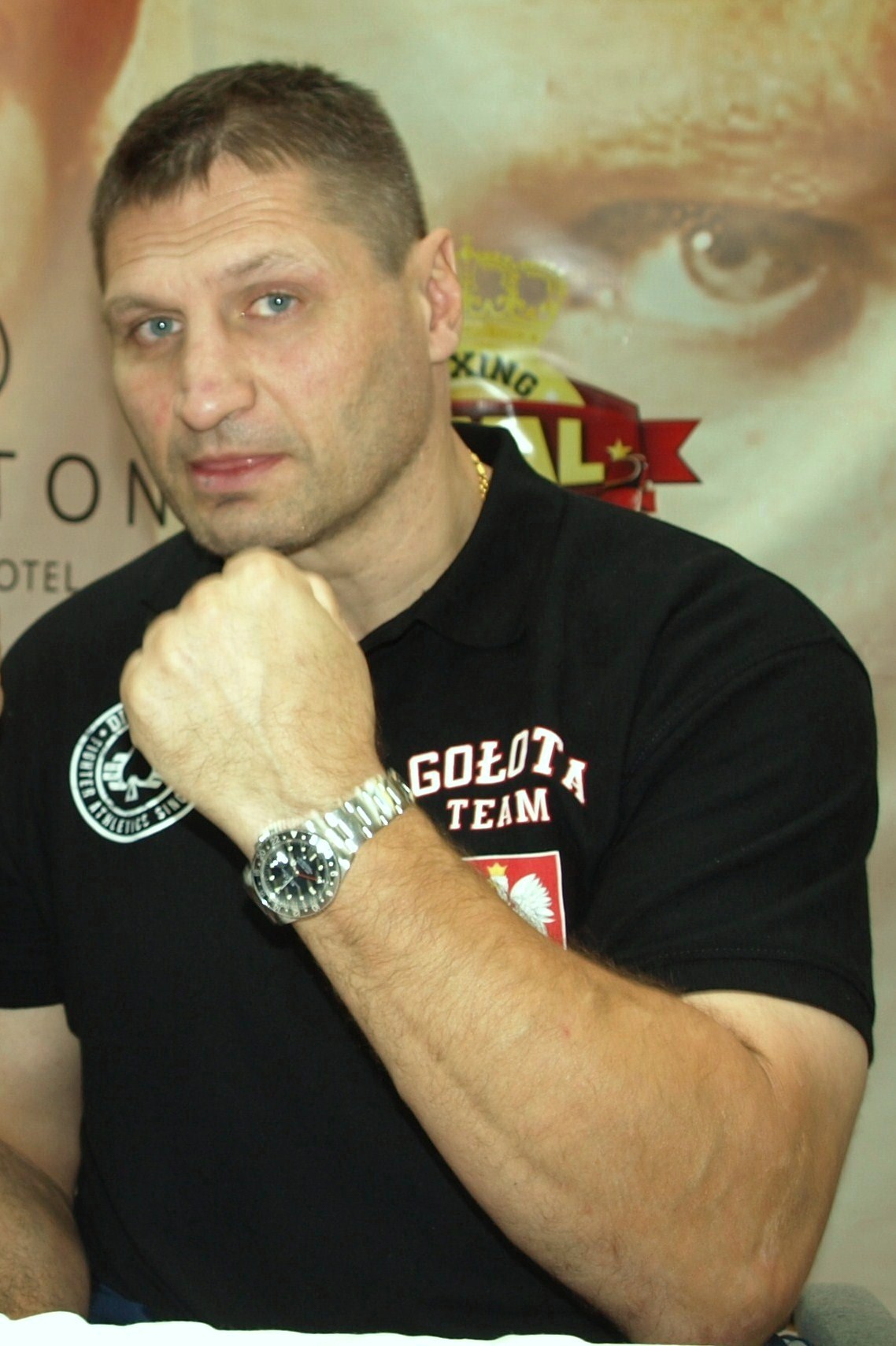 Andrzej Gołota w koszulce z napisem GOŁOTA TEAM, bokser z polskim orłem.