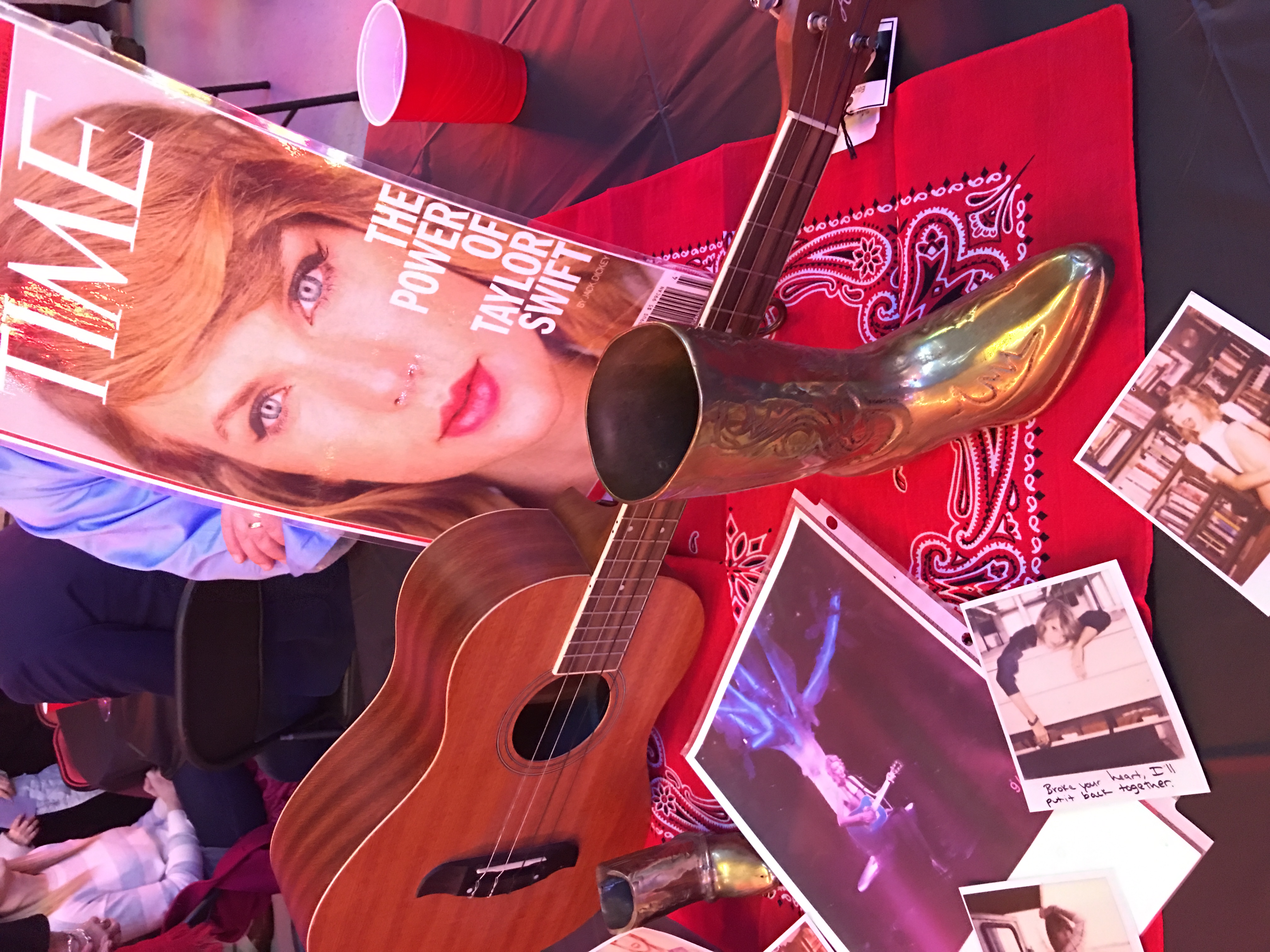 Okładka magazynu TIME z Taylor Swift, gitara akustyczna i czerwona bandana symbolizujące jej karierę i potencjalne zagrożenia.