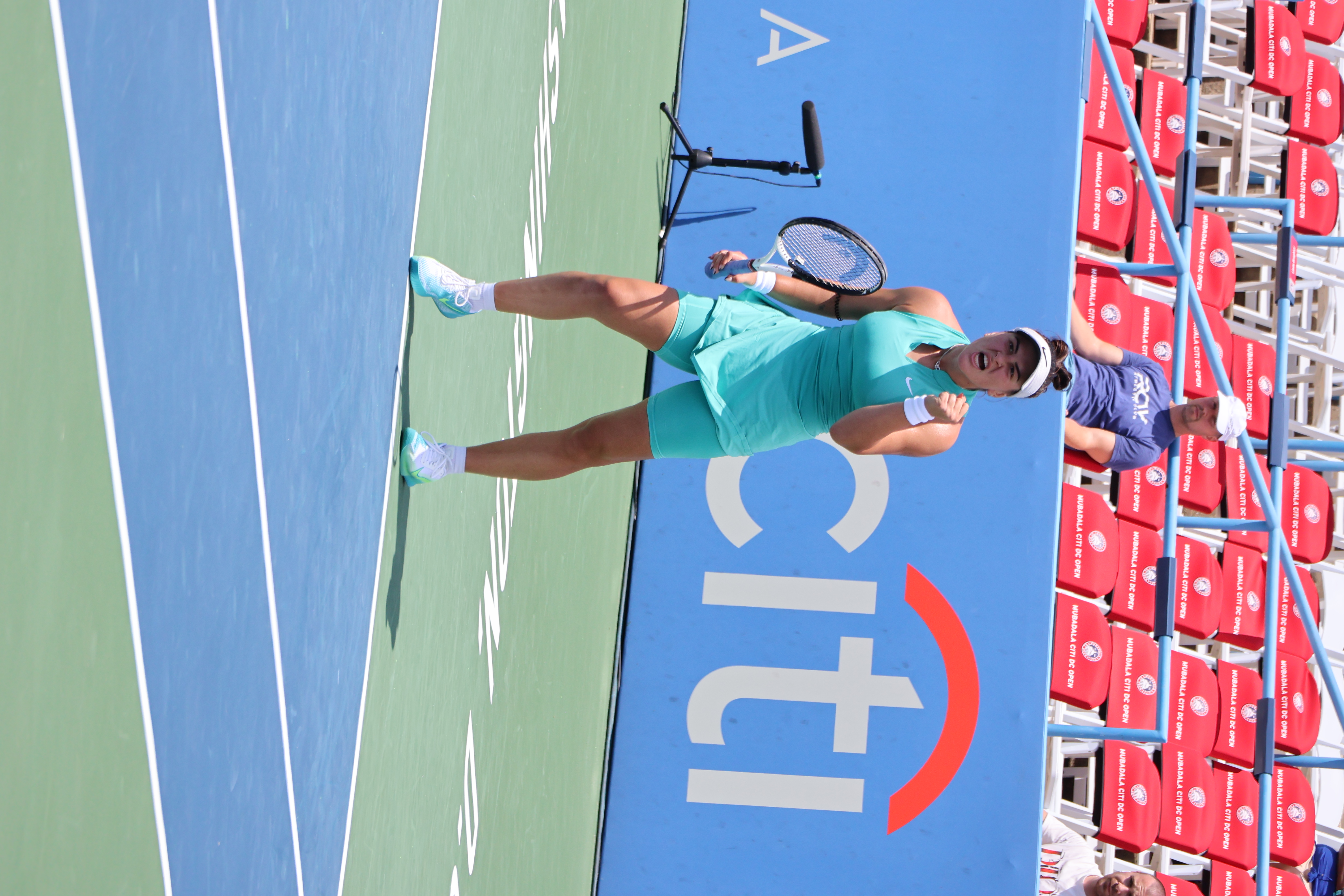 Anna Bondar świętuje zwycięstwo w meczu tenisowym na turnieju WTA w Pekinie.