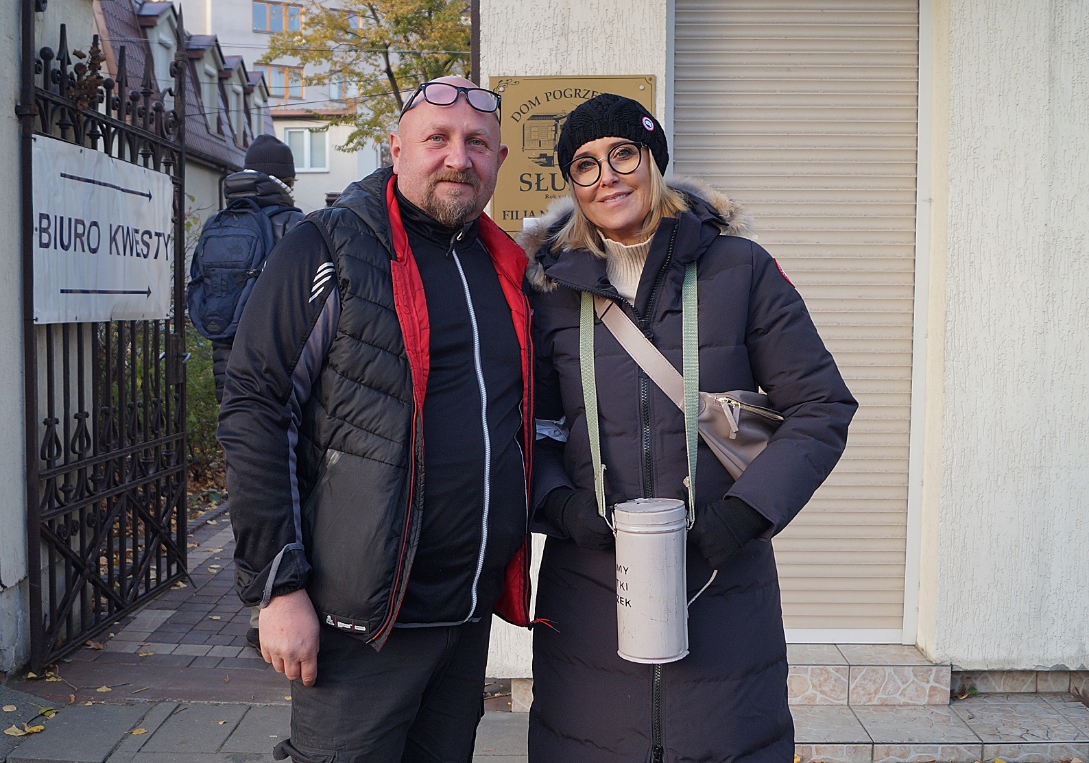 Agata Młynarska prezentuje plecak ewakuacyjny, symbol gotowości na kryzys.