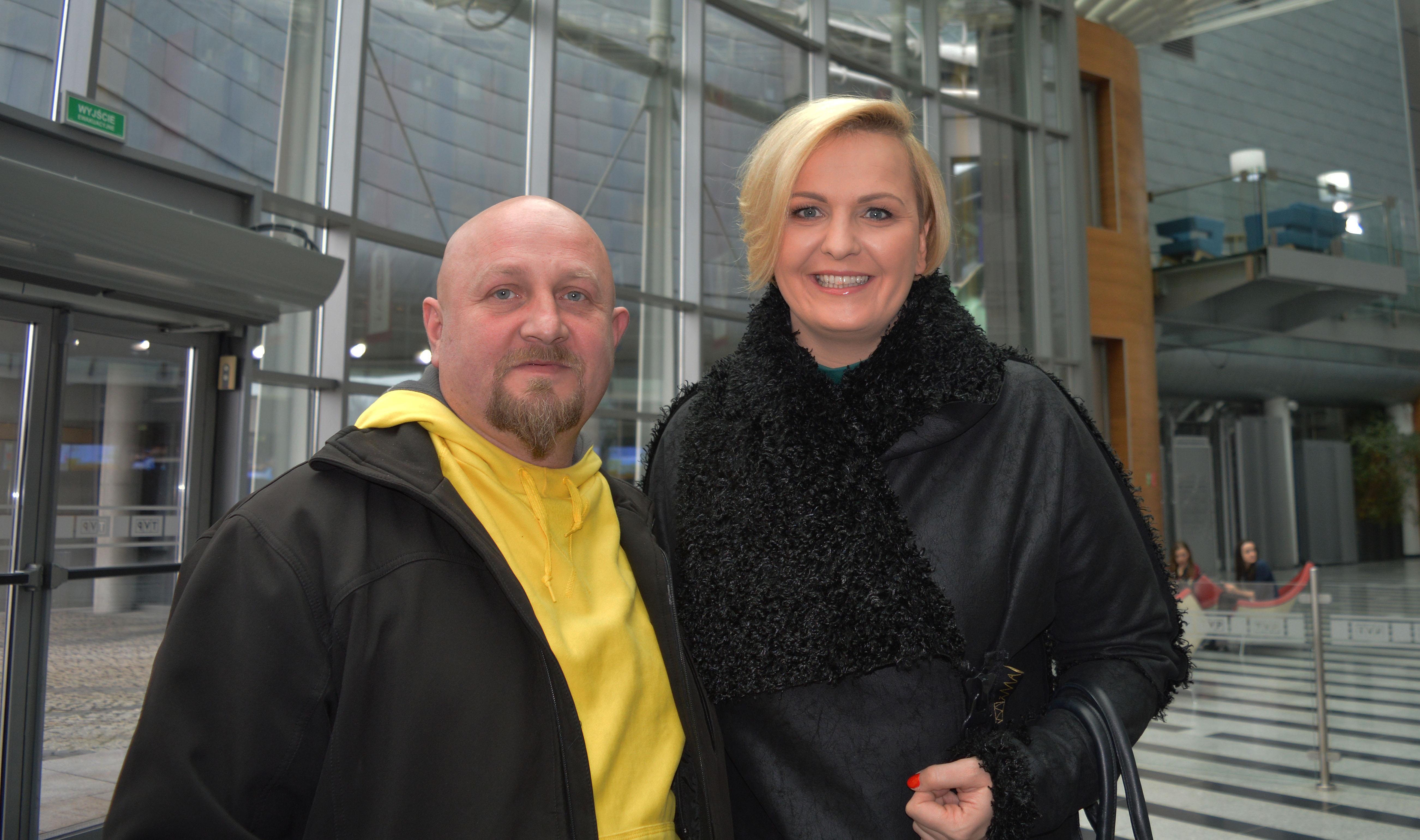 Otylia Jędrzejczak i mężczyzna w żółtej bluzie promują projekt "Mistrzynie w Szkołach" dla młodych Polek.