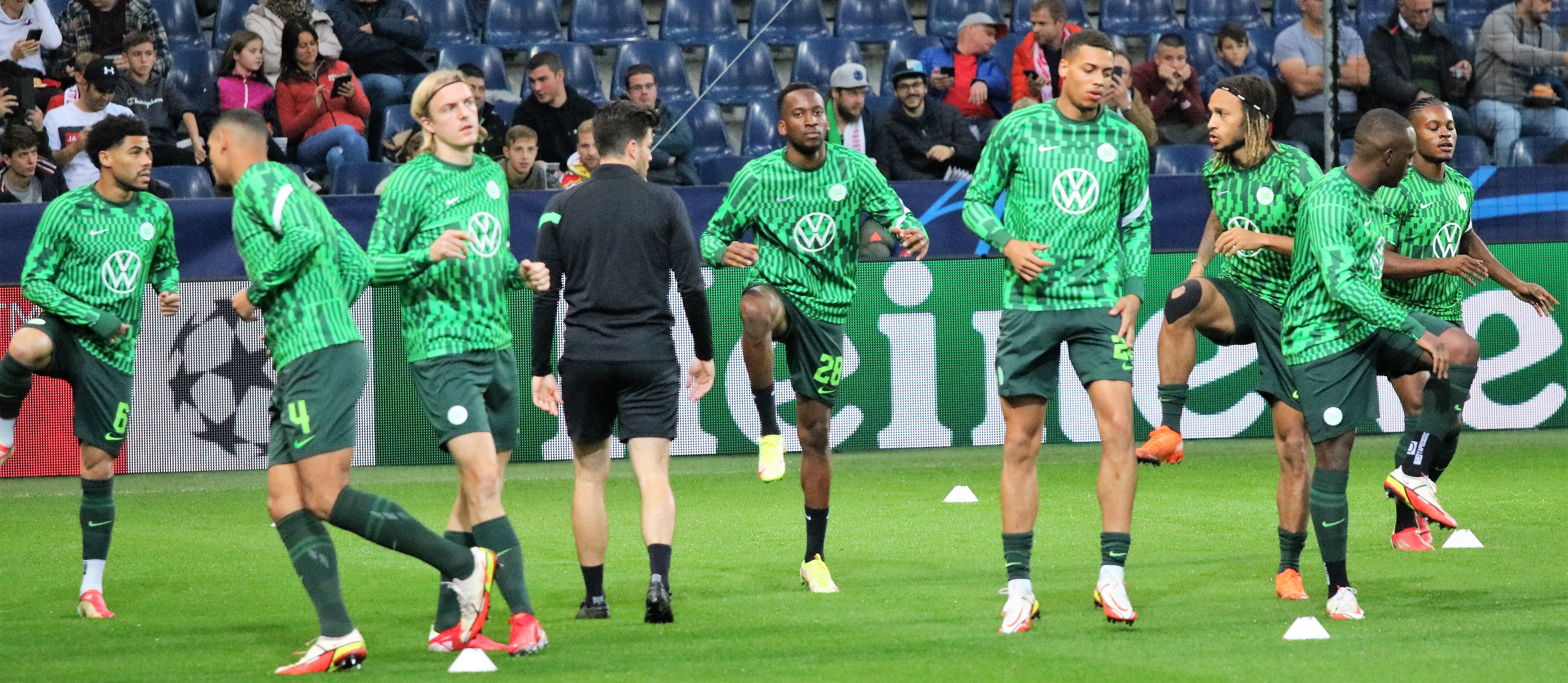 Piłkarze Borussii Dortmund w zielonych strojach na boisku, w tym Felix Nmecha.