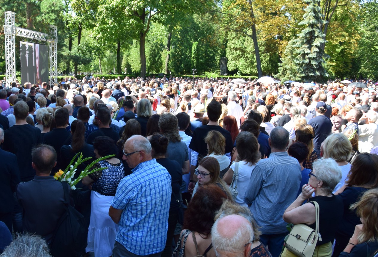 Tłum fanów Kory na koncercie 'Małe wolności' upamiętniającym artystkę.