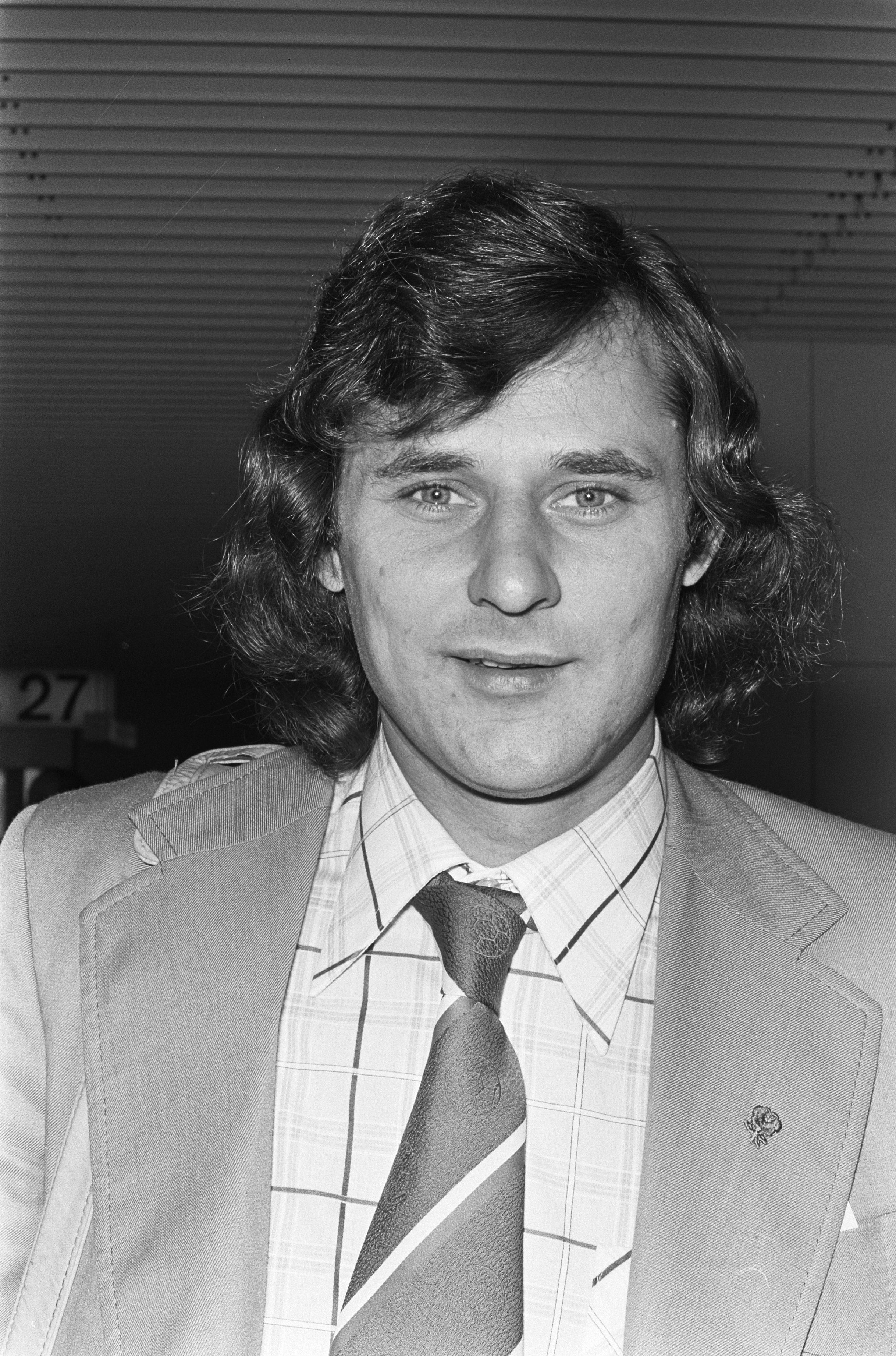 Jan Tomaszewski, legenda polskiej piłki nożnej, w eleganckim garniturze i krawacie.