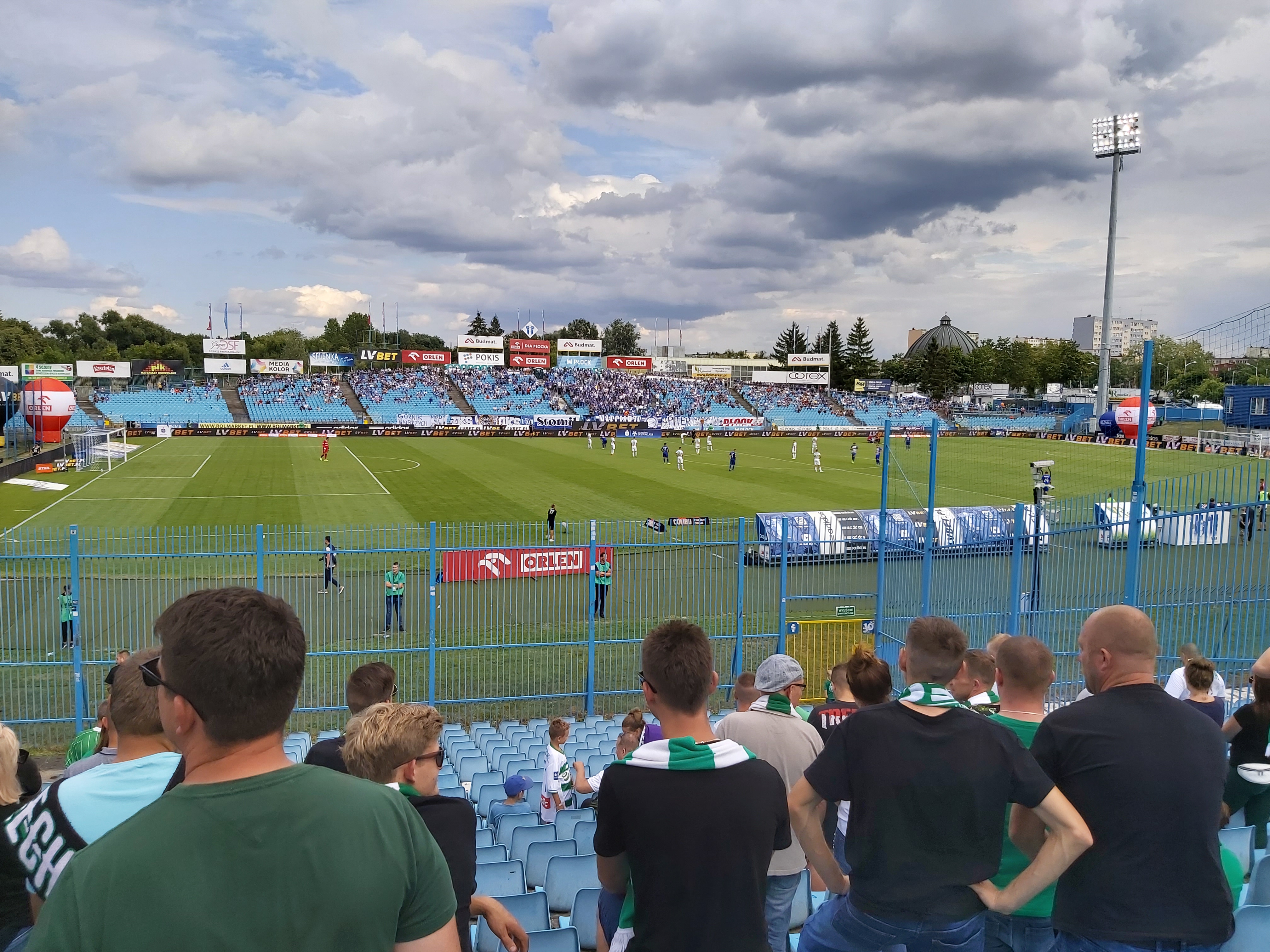 Widok stadionu z kibicami Wisły Płock podczas meczu Ligi Mistrzów.