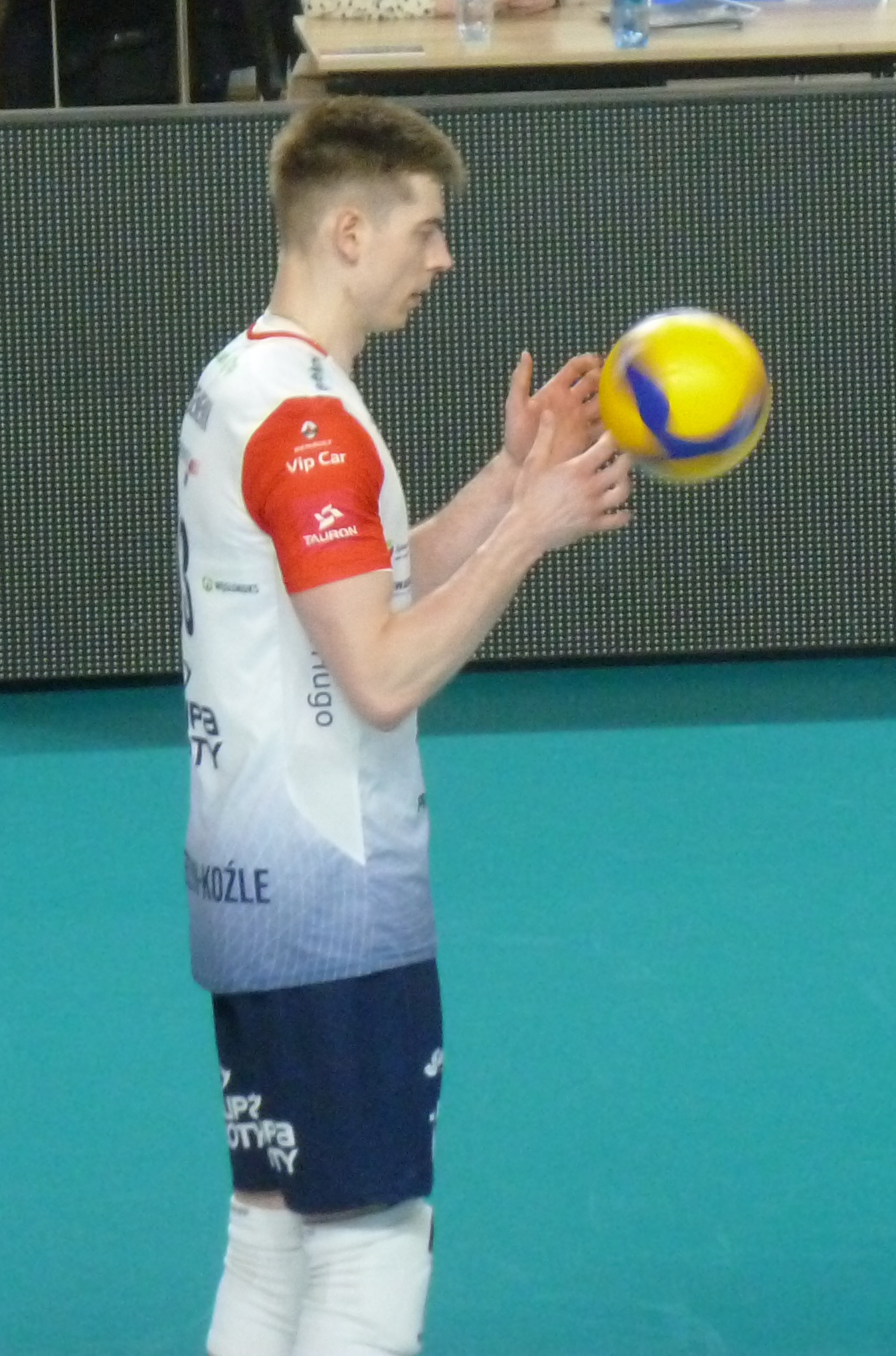Kamil Semeniuk, siatkarz, z piłką siatkową w rękach po porażce z Włochami.