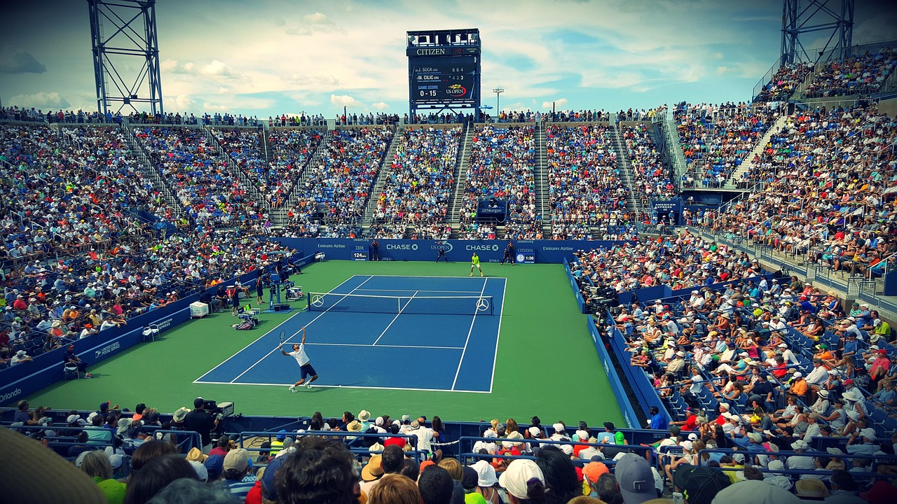 Mecz tenisa ATP w Szanghaju na pełnym stadionie z widzami i zawodnikiem serwującym.