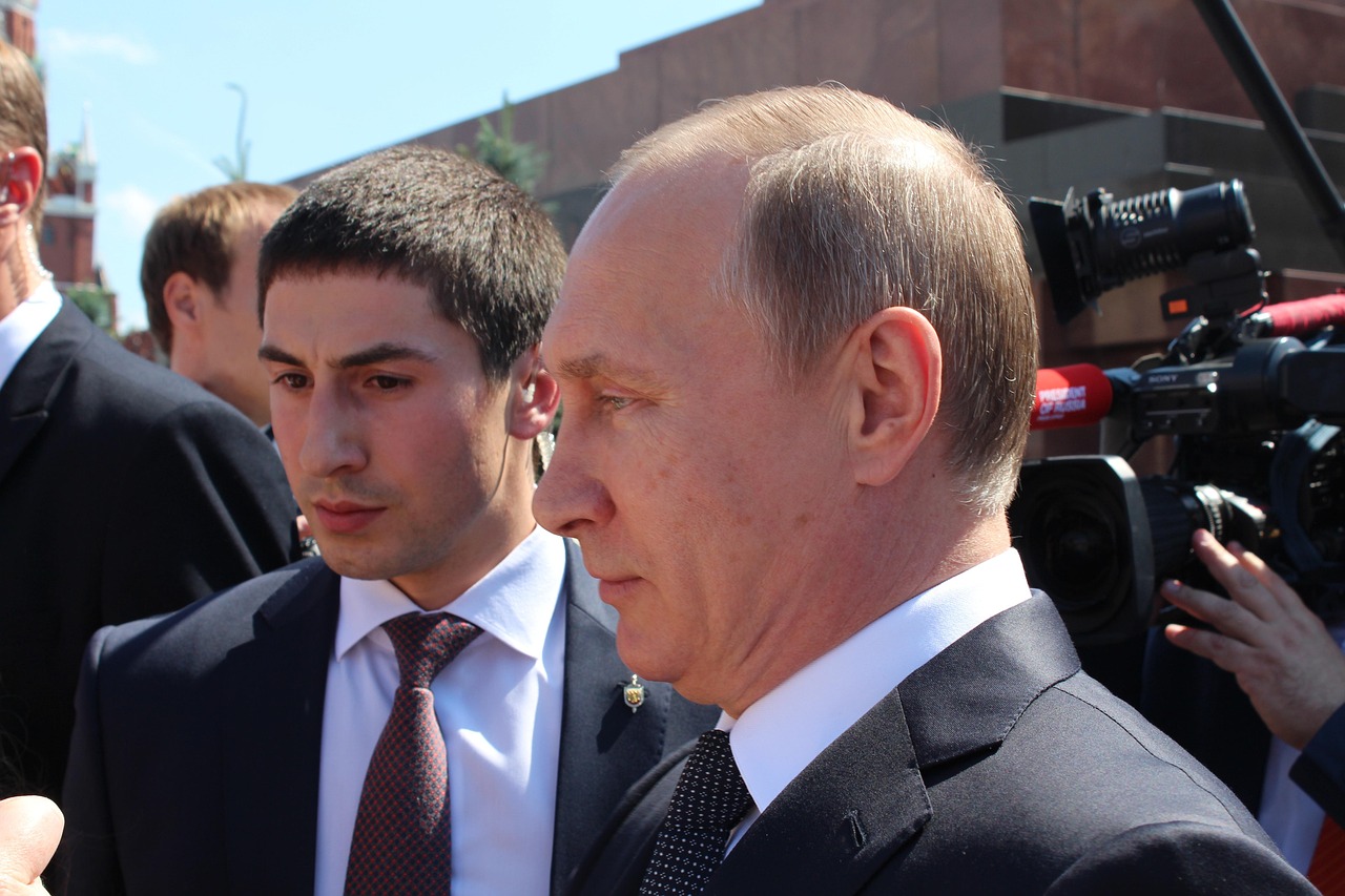 Prezydent Rosji Władimir Putin w otoczeniu ochrony i mediów, w kontekście dylematu energetycznego Węgier.