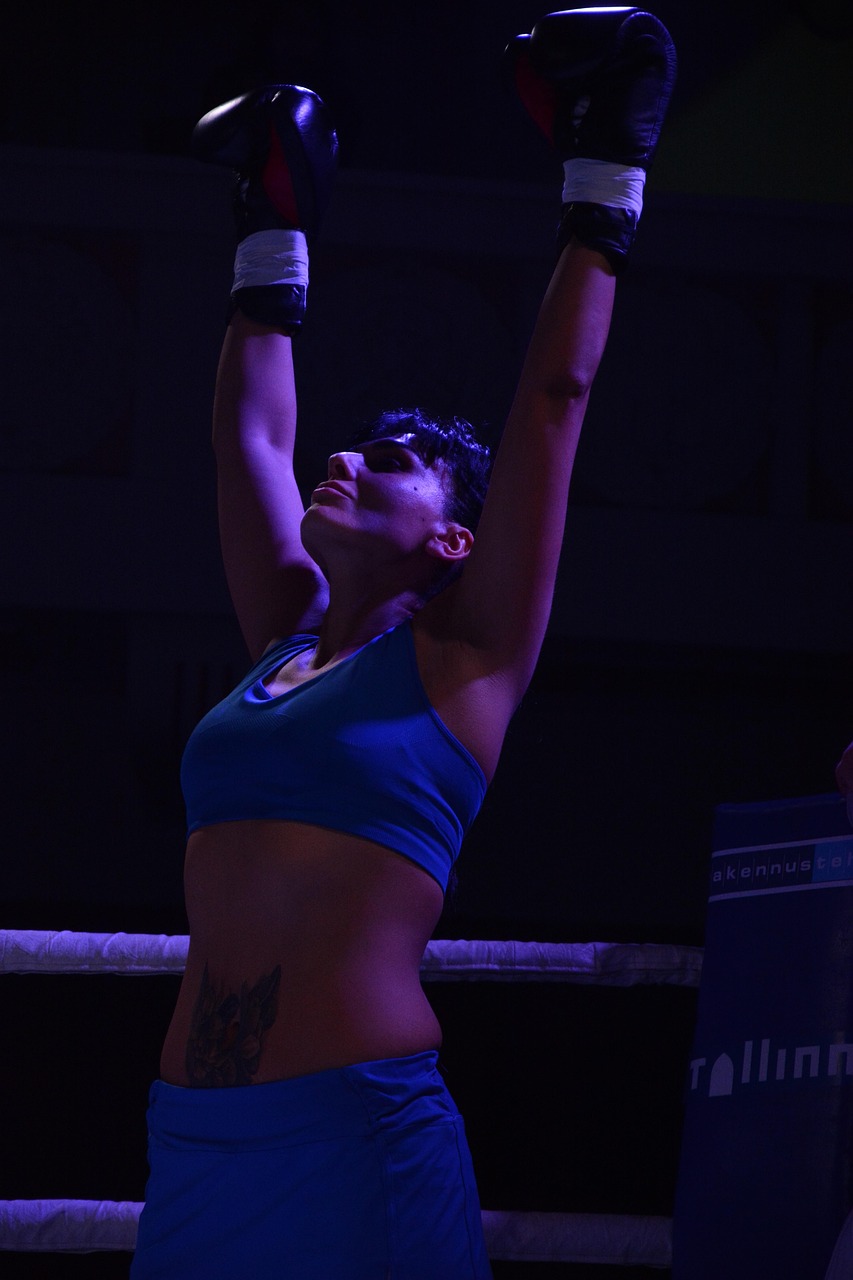 Julia Głaz mistrzynią świata MMA z podniesionymi rękami w geście triumfu.