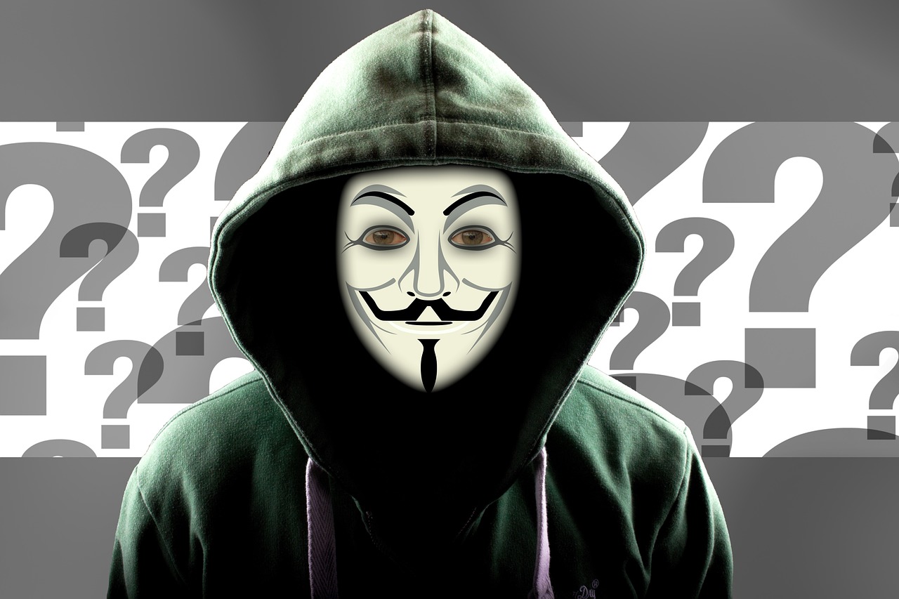 Twarz w masce Guya Fawkesa na tle znaków zapytania, symbolizująca rosyjski wywiad i jego tajne operacje.