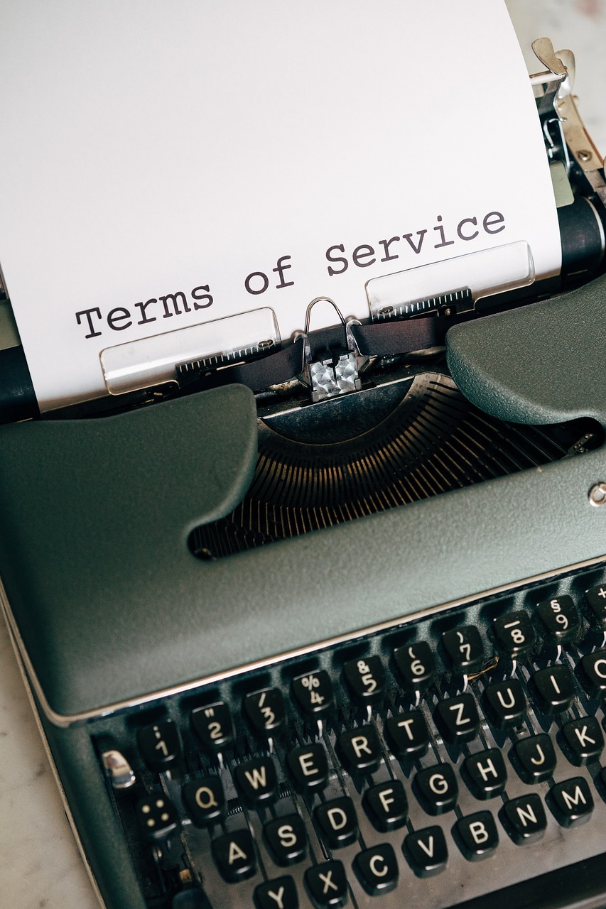 Maszyna do pisania z dokumentem "Terms of Service" - przepisy dotyczące korzystania z balkonu.