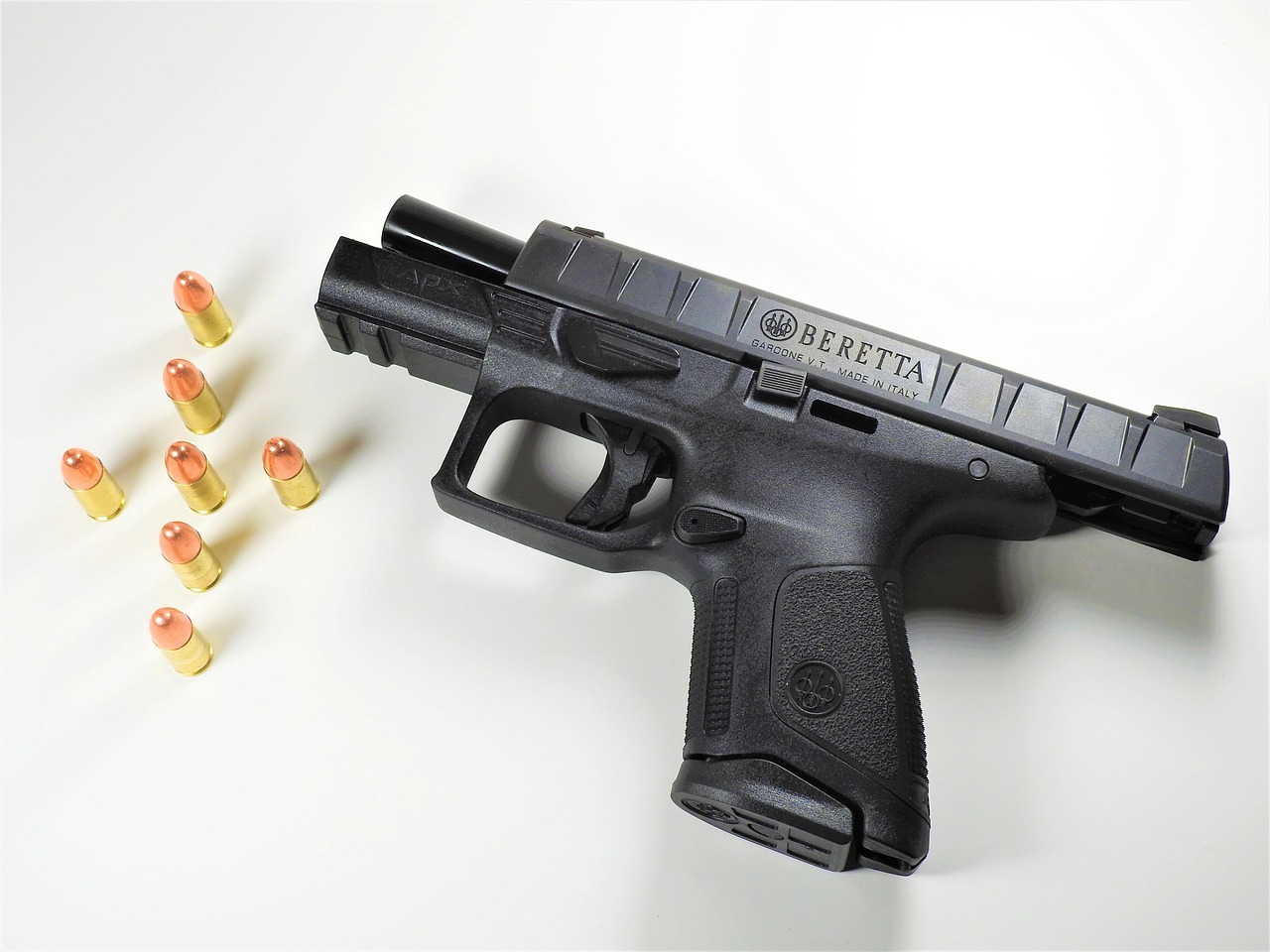 Pistolet Beretta z nabojami, symbolizujący atak w Manchesterze i jego konsekwencje.