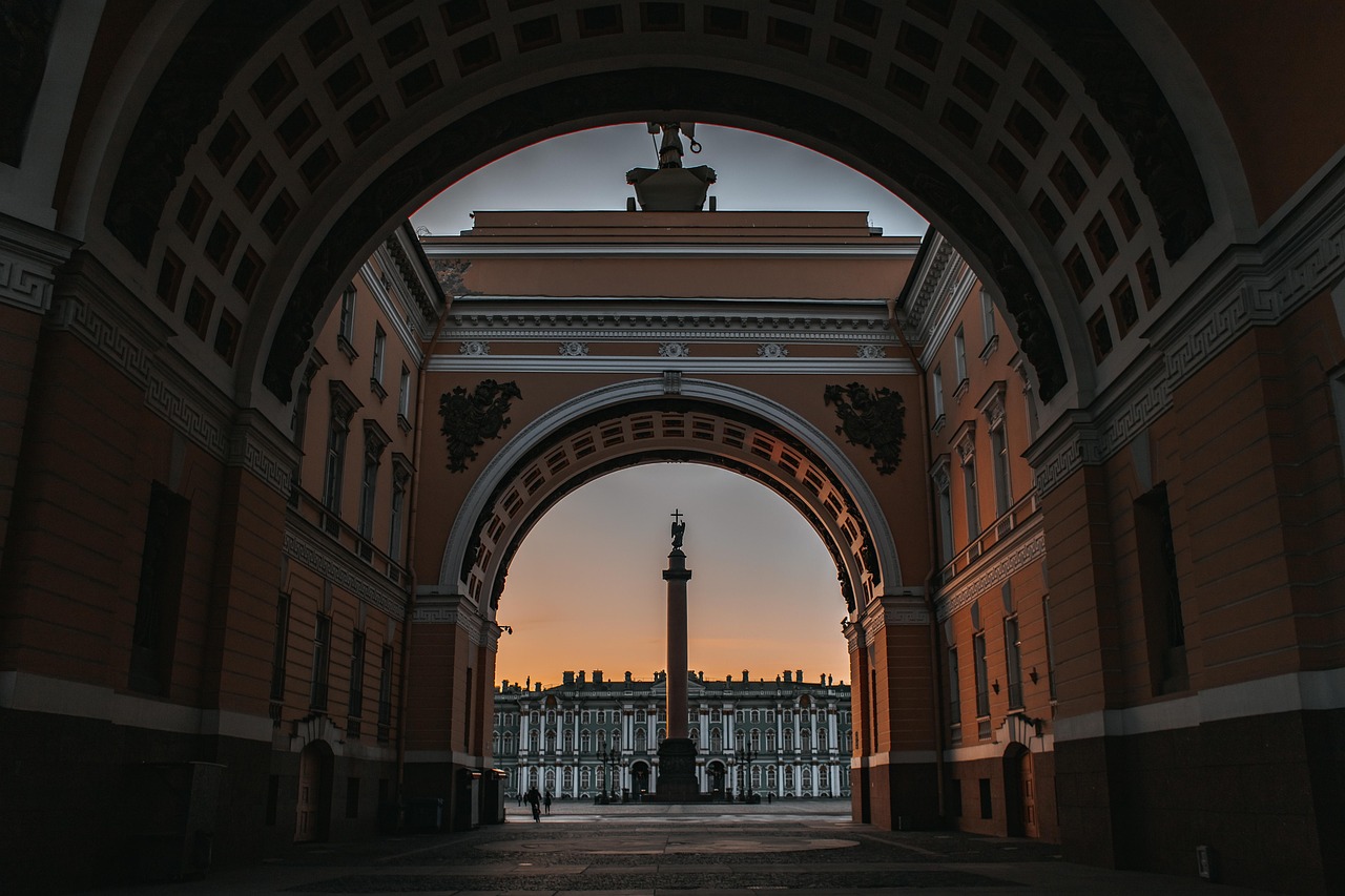 Architektura Petersburga, widok na Kolumnę Aleksandrowską i Pałac Zimowy.