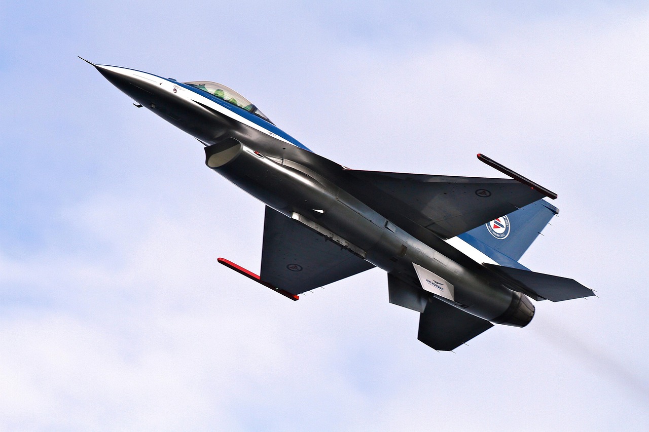 Myśliwiec F-16 NATO w locie, reagujący na naruszenie polskiej przestrzeni powietrznej.