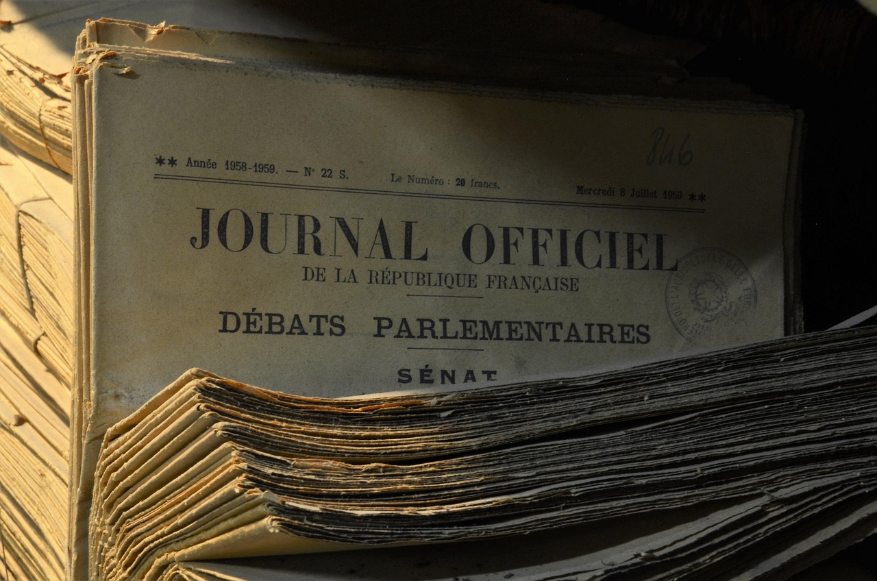 Stare dokumenty z napisem "Journal Officiel de la République Française Débats Parlementaires"