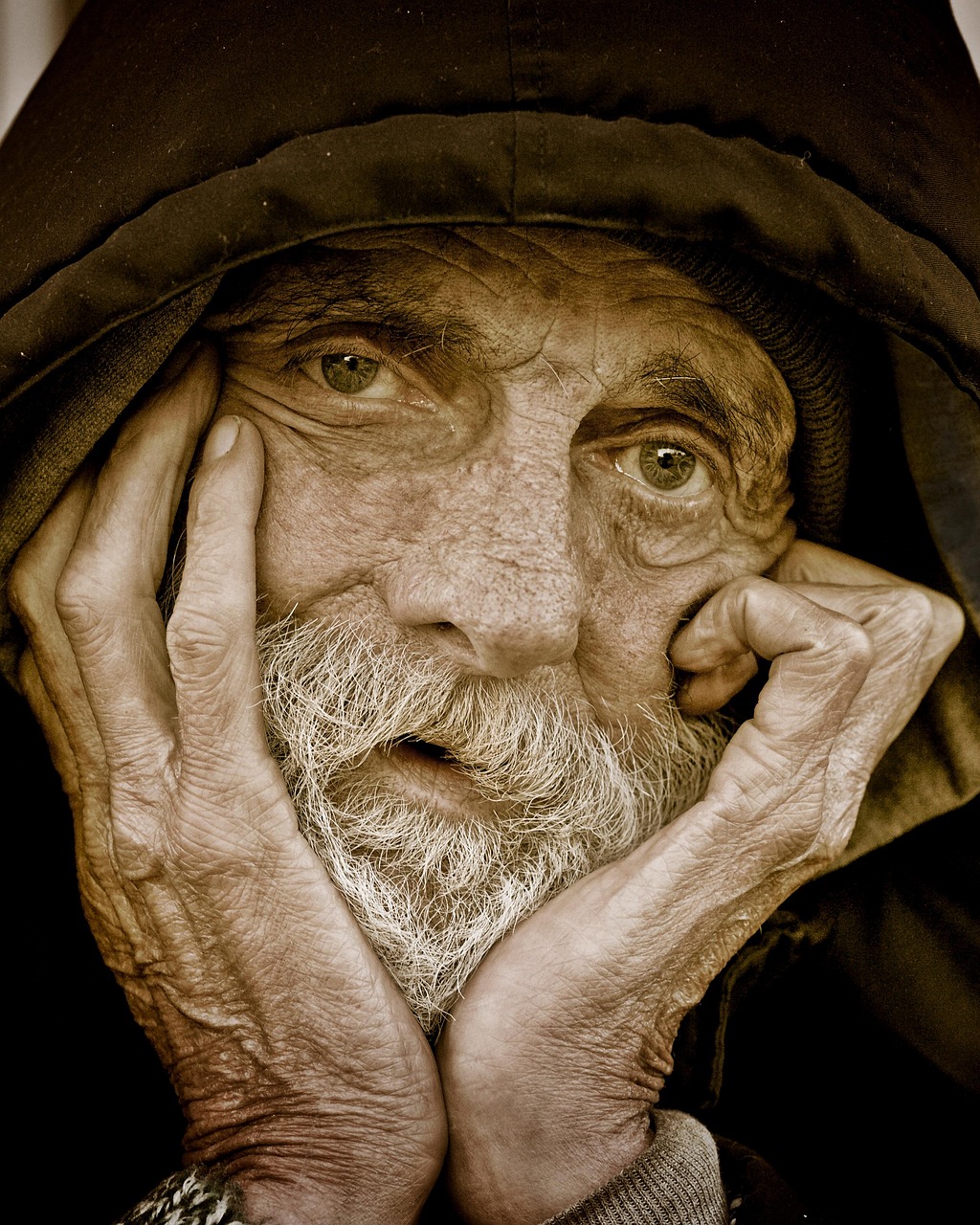 Portret starszego mężczyzny z brodą, symbolizujący świadczenie przedemerytalne.
