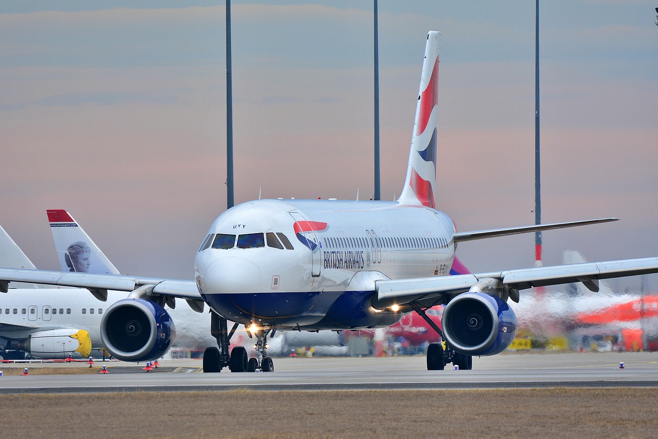 Samolot British Airways na lotnisku przed startem, symbolizujący podróż.