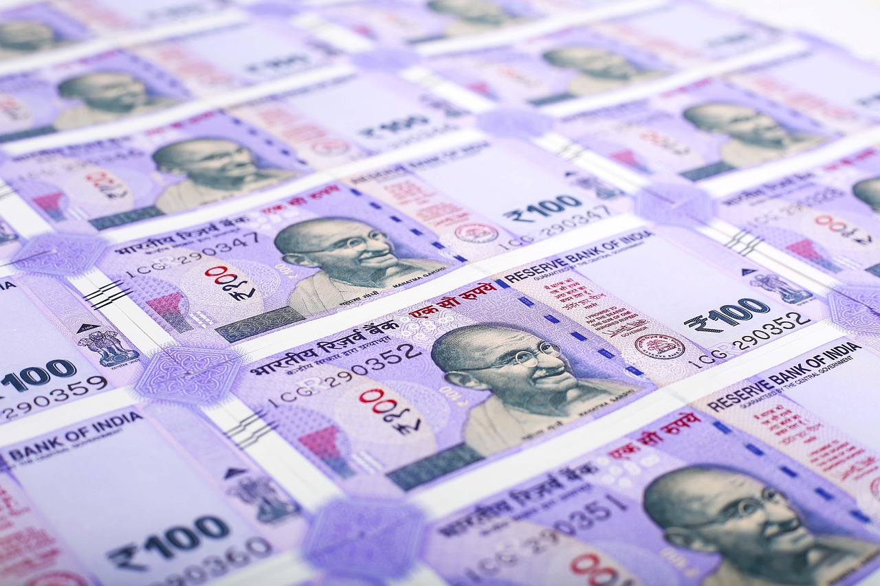 Banknoty rupii indyjskich symbolizujące kondycję indyjskiego sektora usług.