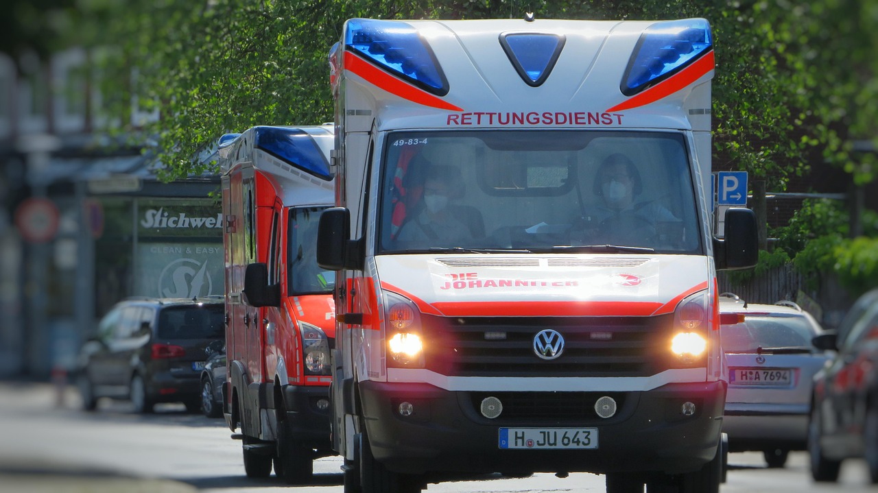 Karetki pogotowia ratunkowego w Łebczu po wypadku z dzieckiem.