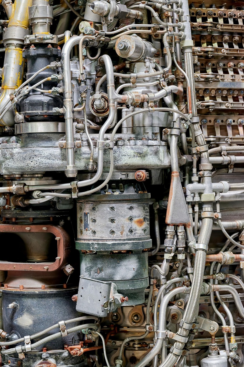 Fragment silnika lotniczego z widocznymi elementami mechanicznymi i hydrauliką, symbolizujący regres technologiczny rosyjskiego lotnictwa.