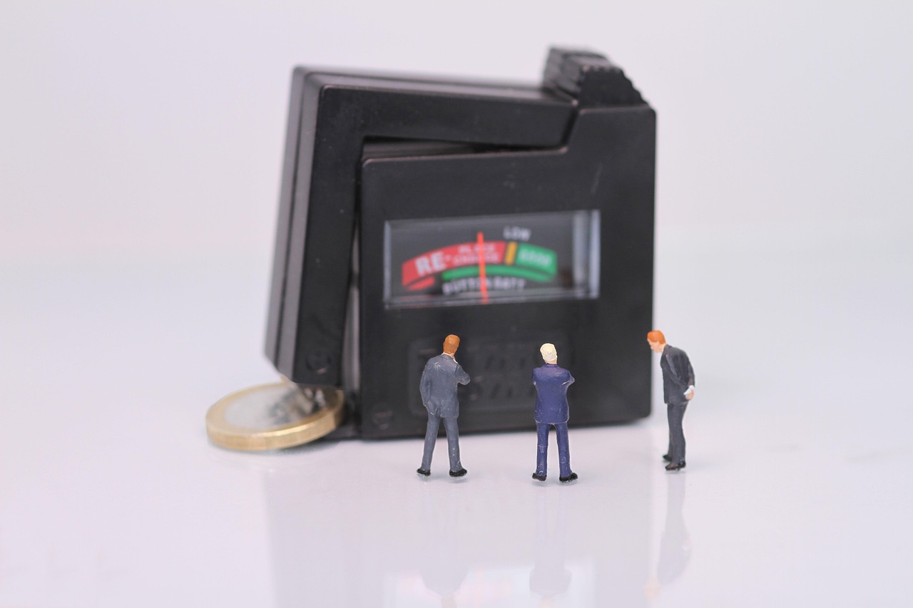 Miniaturowe figurki biznesmenów analizują wskaźnik rezerwy frankowej banku.