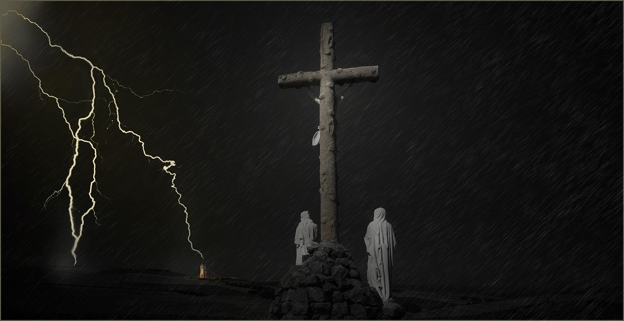 Krzyż w burzy z piorunami, symbolizujący trudną decyzję o opuszczeniu zakonu przez duchownego.