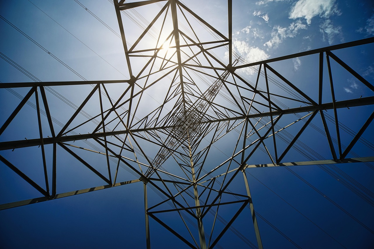 Linie energetyczne i wieża przesyłowa symbolizujące ataki na infrastrukturę Ukrainy.