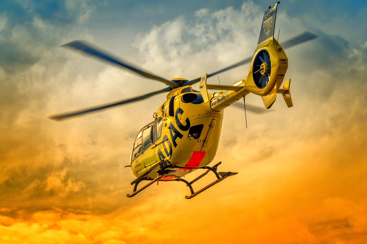 Żółty helikopter w locie nad Huntington Beach, Kalifornia, podczas wypadku.