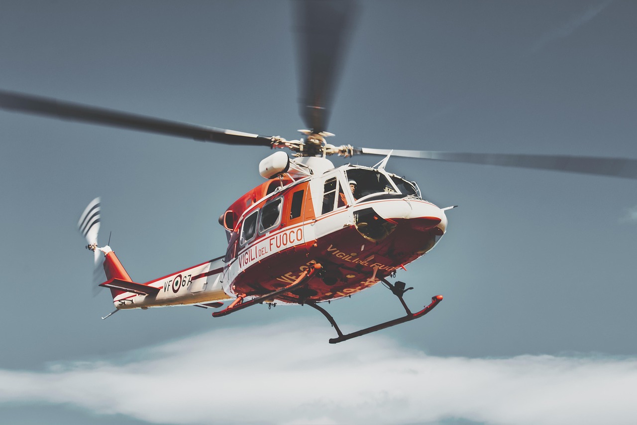 Helikopter straży pożarnej Vigili del Fuoco przylatuje na lotnisko w Krakowie podczas ewakuacji.