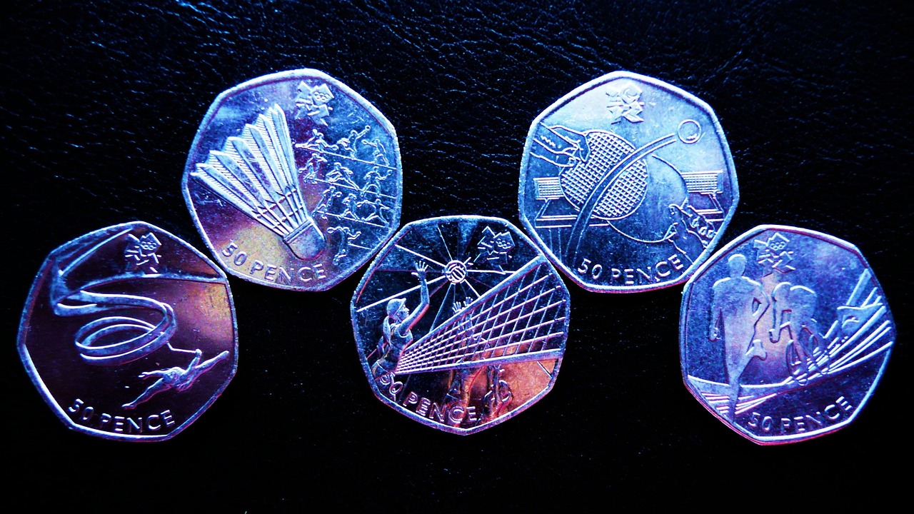 Siatkarka w akcji na monecie 50 pensów, symbolizująca polskie siatkarki w Sultanlar Ligi.