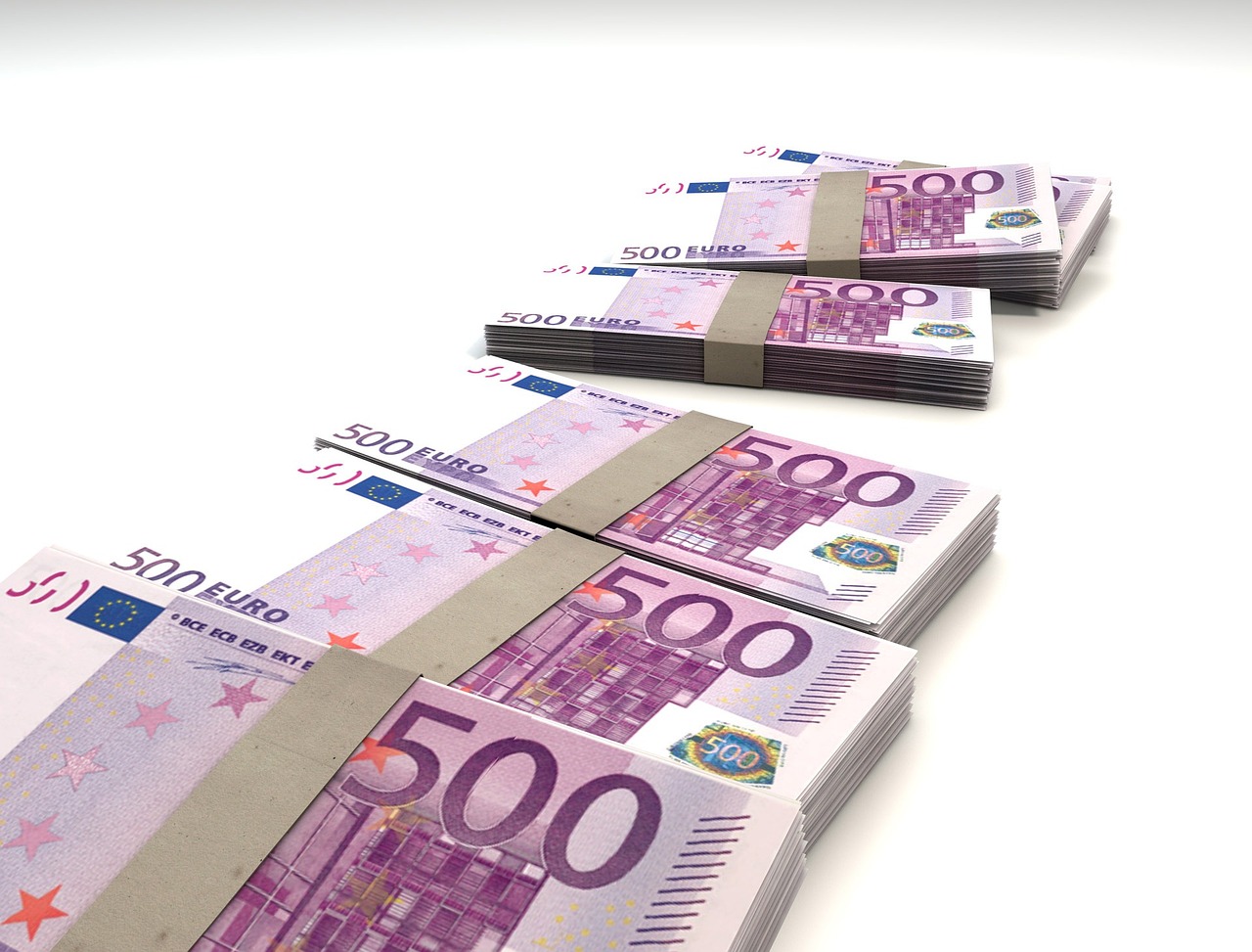 Stosy banknotów 500 euro symbolizujące gospodarkę i zatrudnienie w UE.