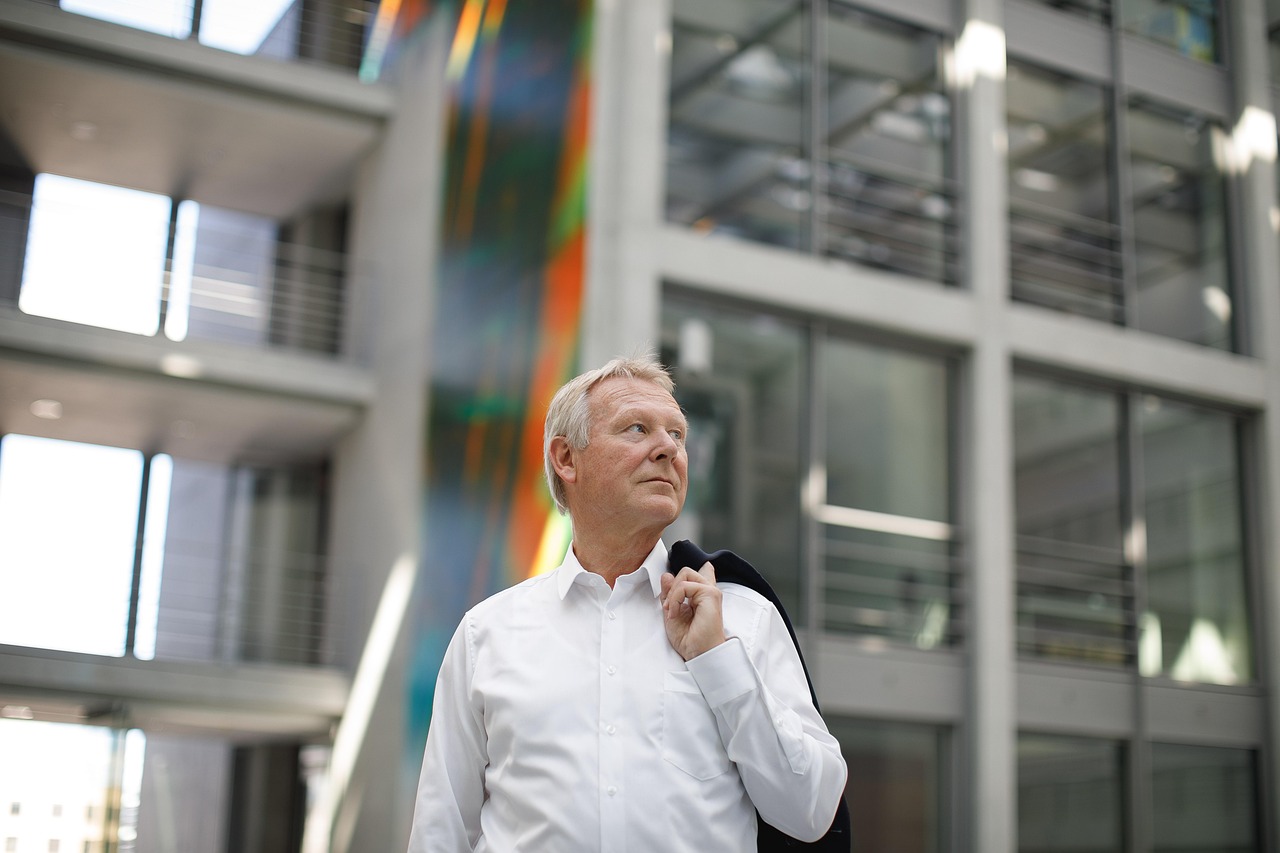 Prof. Dudek rzuca wyzwanie Tuskowi: Analiza politycznego zakładu o przyszłość rządu