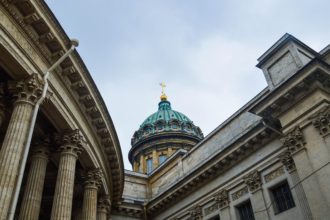 Rosjanin ostrzega Polskę: Analiza słów senatora Puszkowa i strategii Kremla