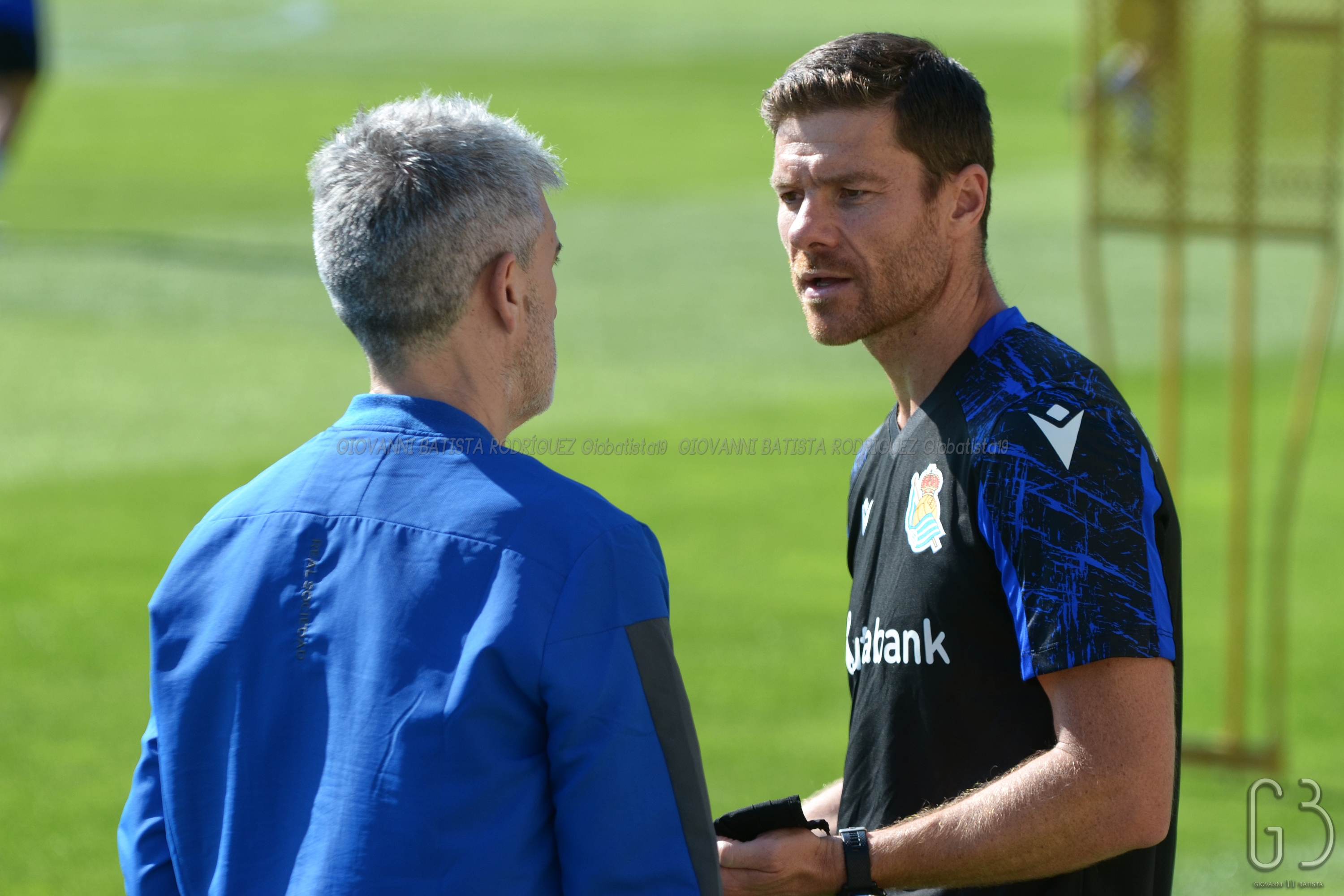 Xabi Alonso, trener Realu Madryt, rozmawia z innym mężczyzną po meczu Ligi Mistrzów.