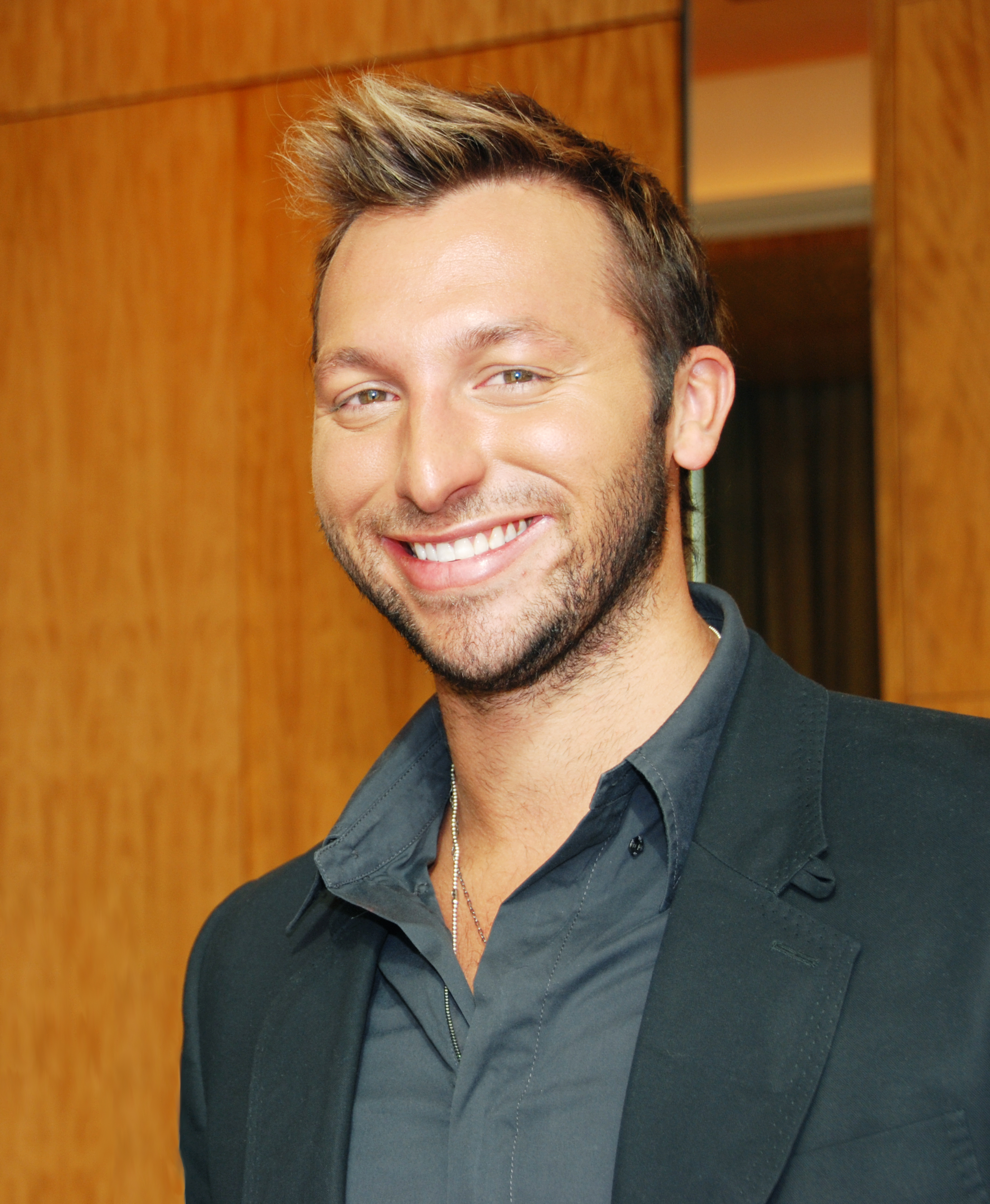 Ian Thorpe, legenda pływania, po włamaniu do domu podejmuje drastyczne kroki w celu ochrony swojego majątku.