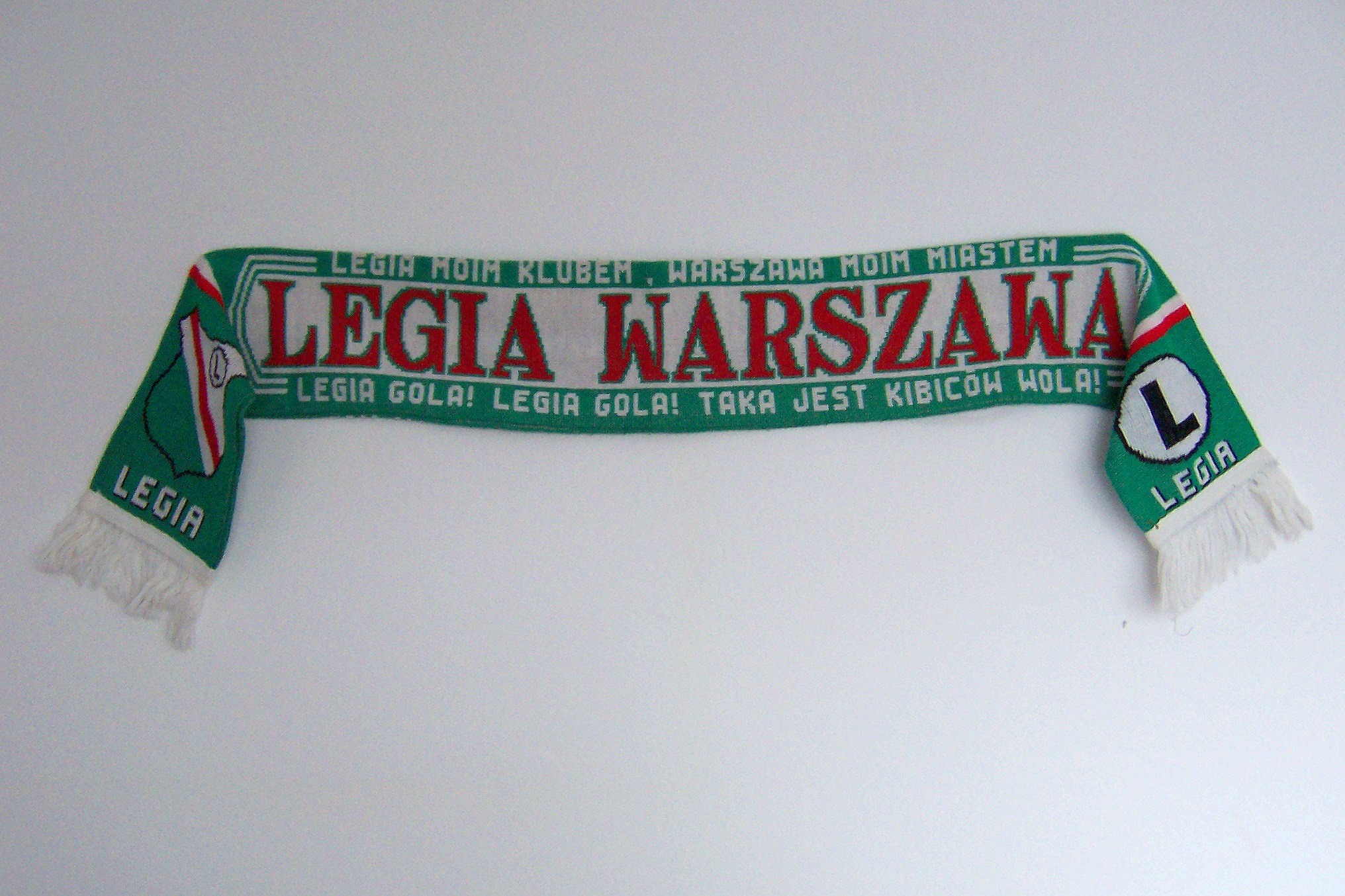 Szalik Legii Warszawa z napisem "Legia moim klubem, Warszawa moim miastem" i "Legia Gola! Taka jest kibiców wola!".