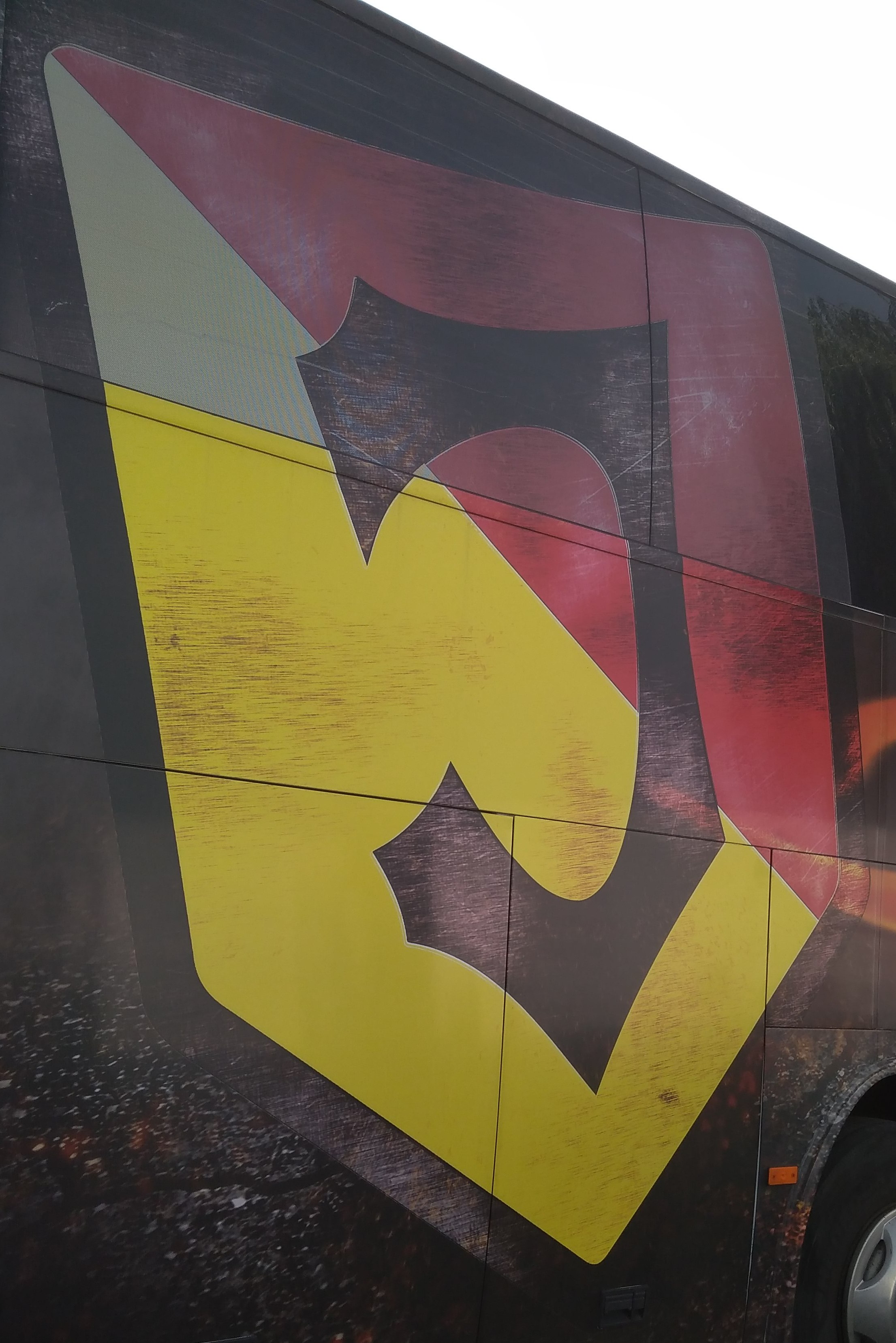 Autobus Jagiellonii Białystok z herbem klubu, gotowy do podróży na mecz pucharowy.