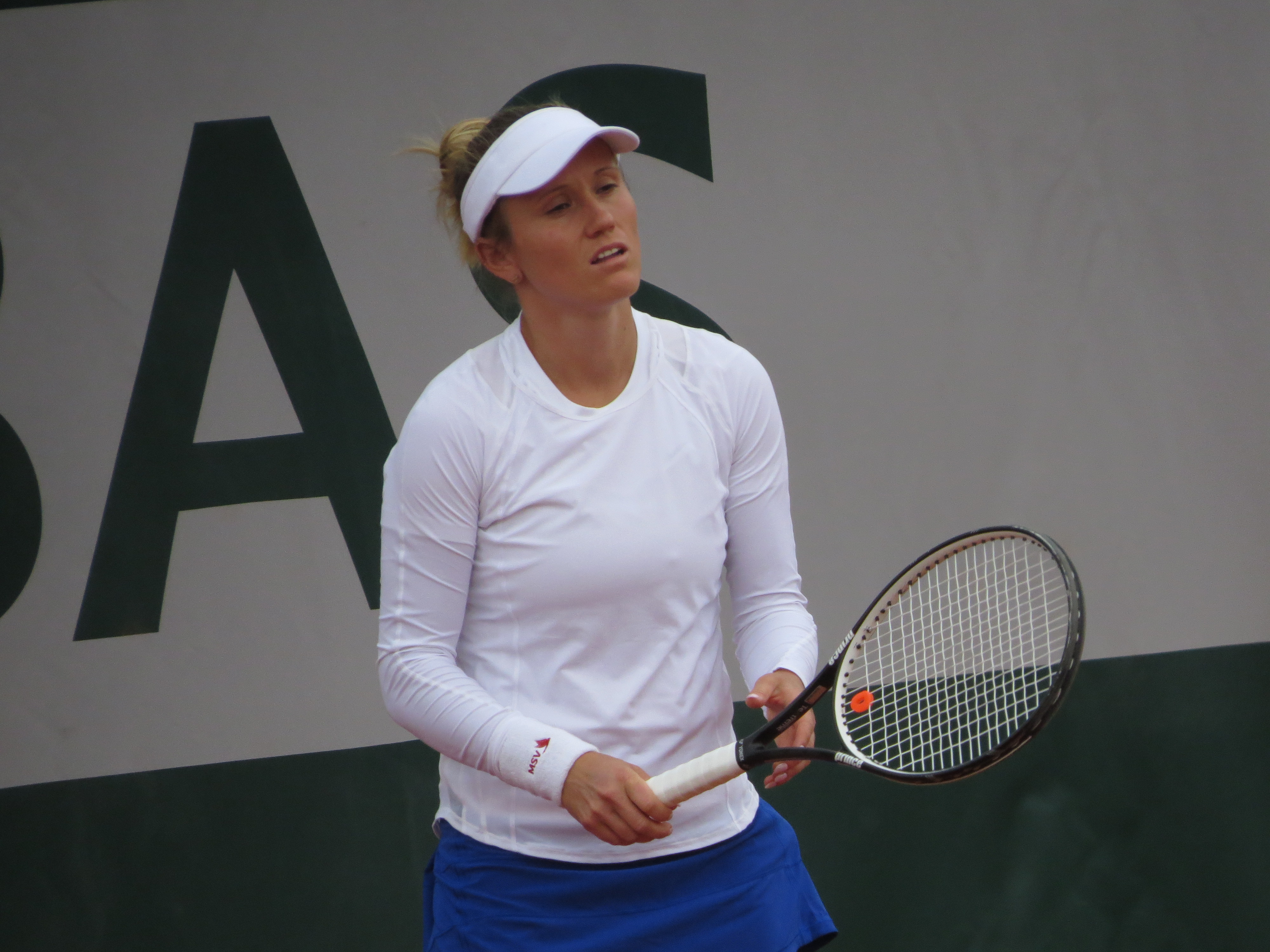 Katarzyna Kawa, polska tenisistka, podczas meczu w Suzhou, świętująca sensacyjne zwycięstwo.