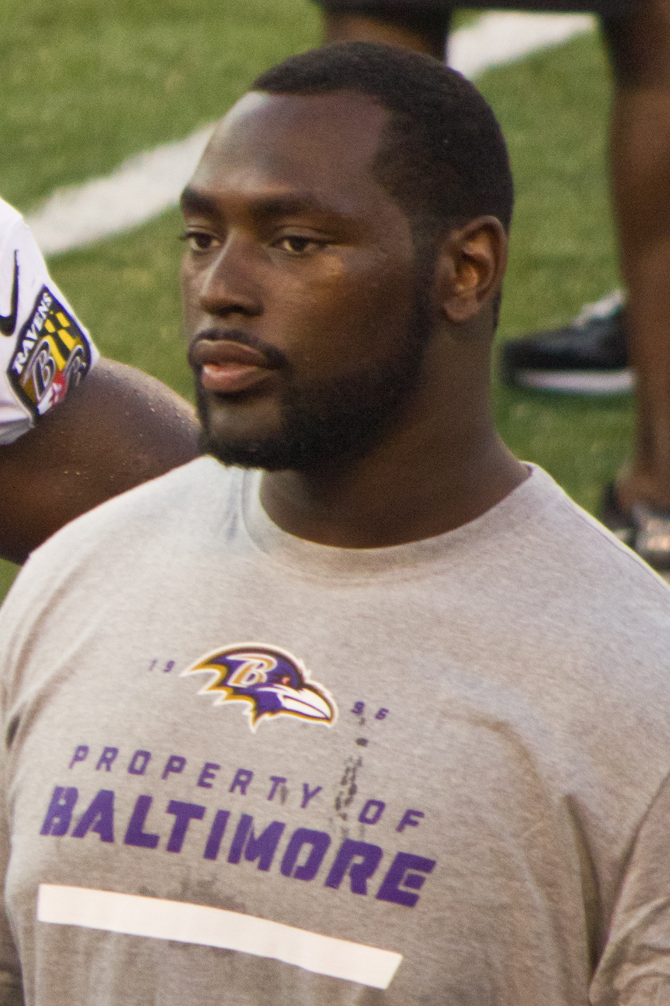 Arthur Jones, zawodnik Baltimore Ravens, w koszulce z logo drużyny.