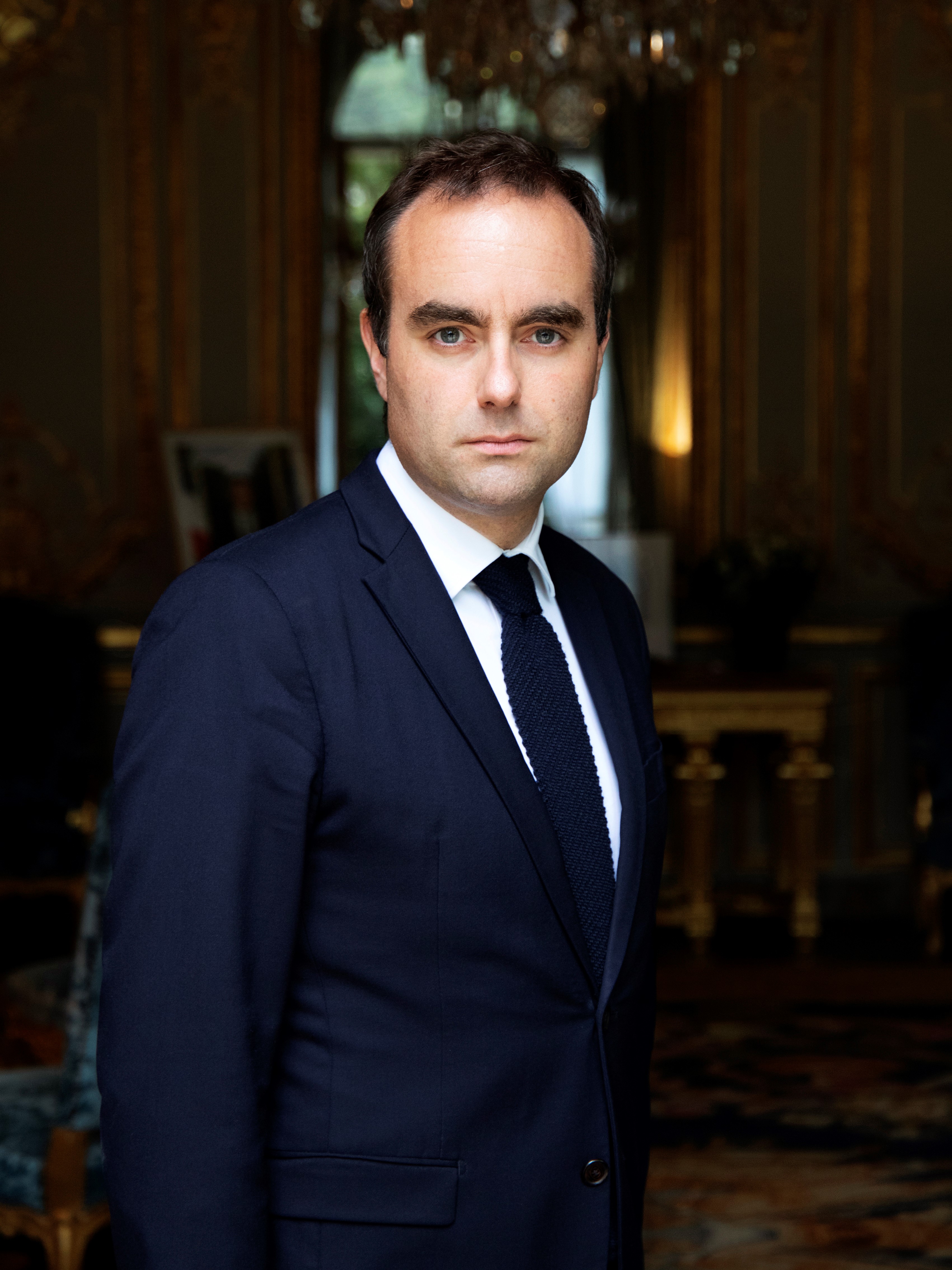 Portret Sebastien Lecornu, nowego premiera Francji, w ciemnym garniturze i krawacie.